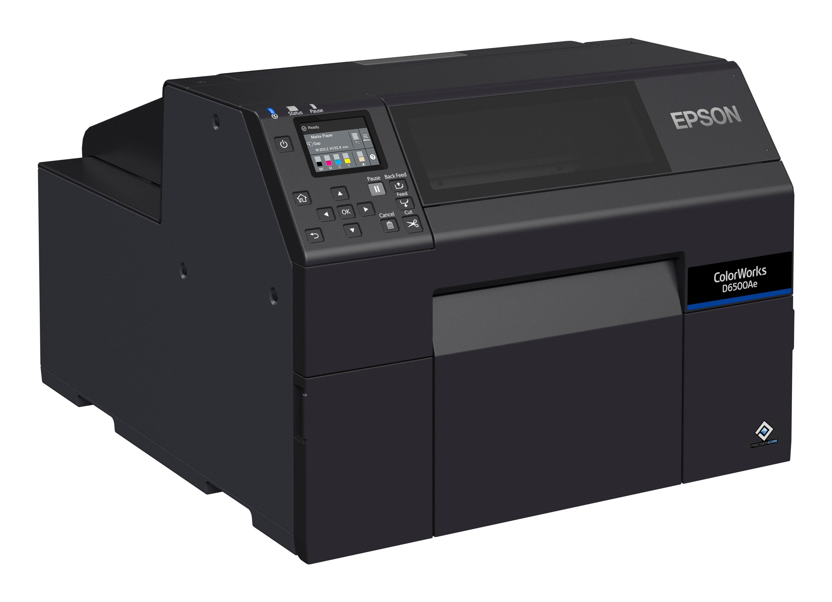 Una stampante Epson ColorWorks D6500Ae nera su sfondo bianco, vista angolata.