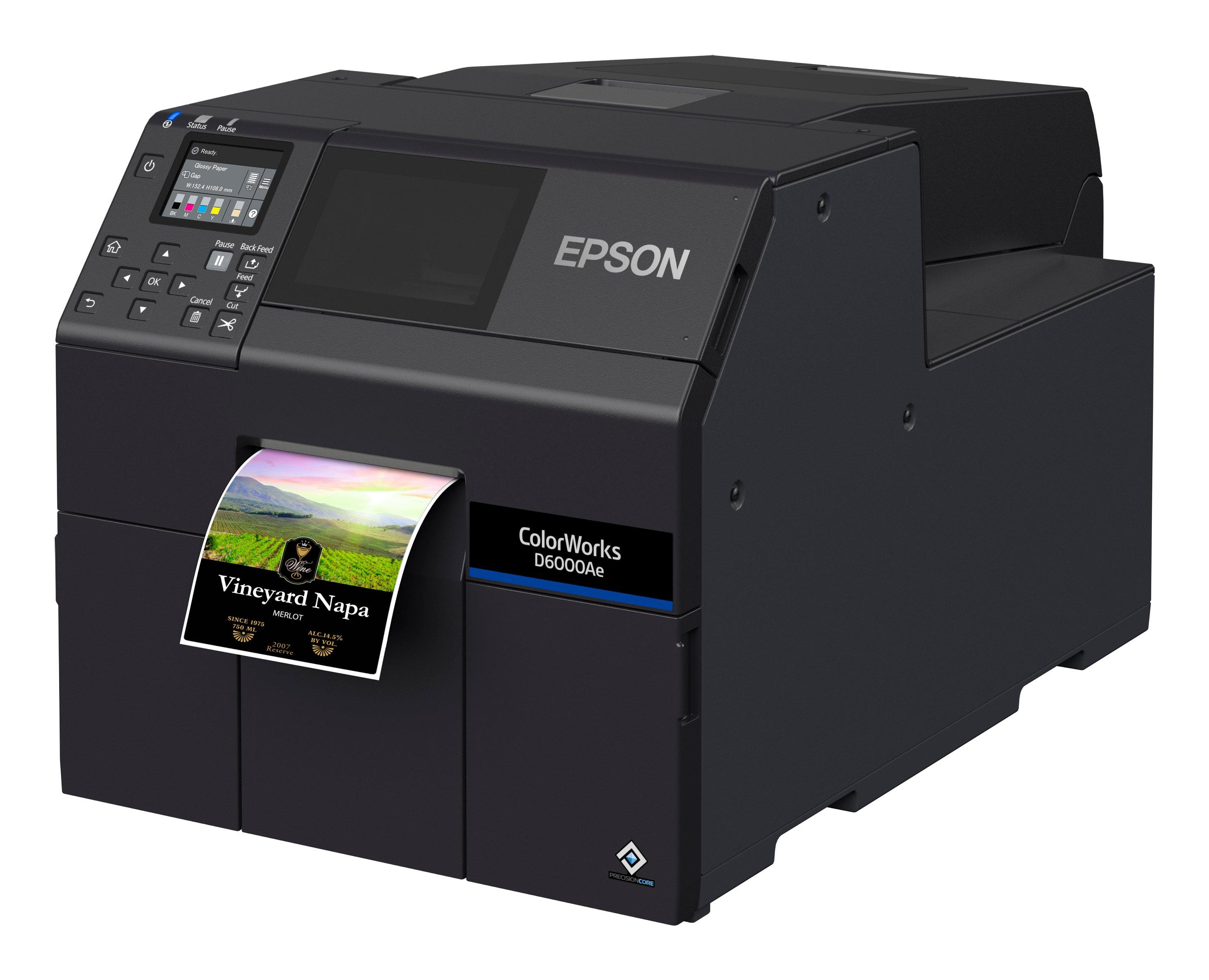 L'immagine mostra una stampante Epson ColorWorks D6000Ae nera che stampa un'etichetta di vino con una scena di vigneto.