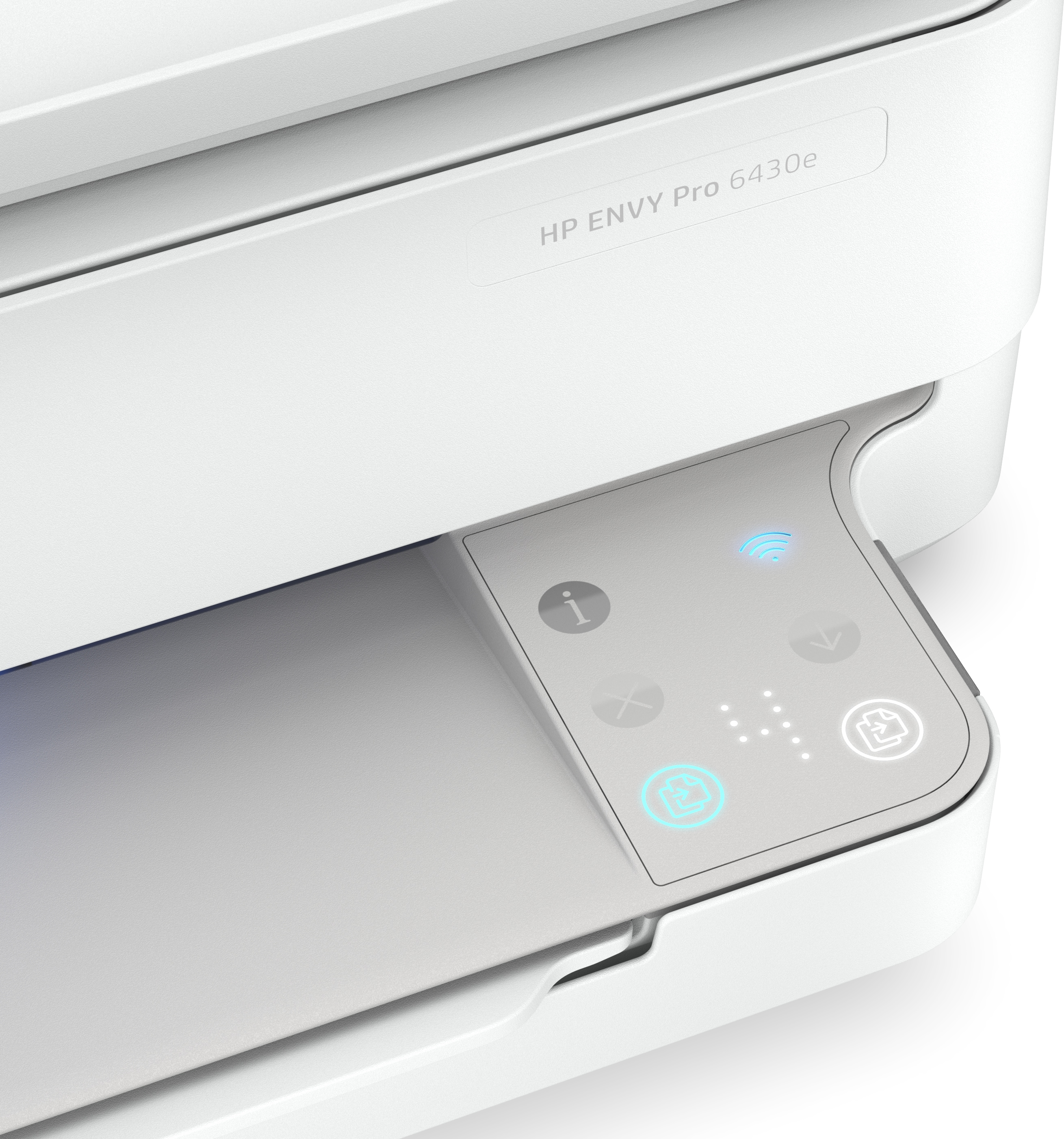 Primo piano del pannello di controllo di una stampante HP Envy Pro bianca con icone illuminate su una superficie grigia.