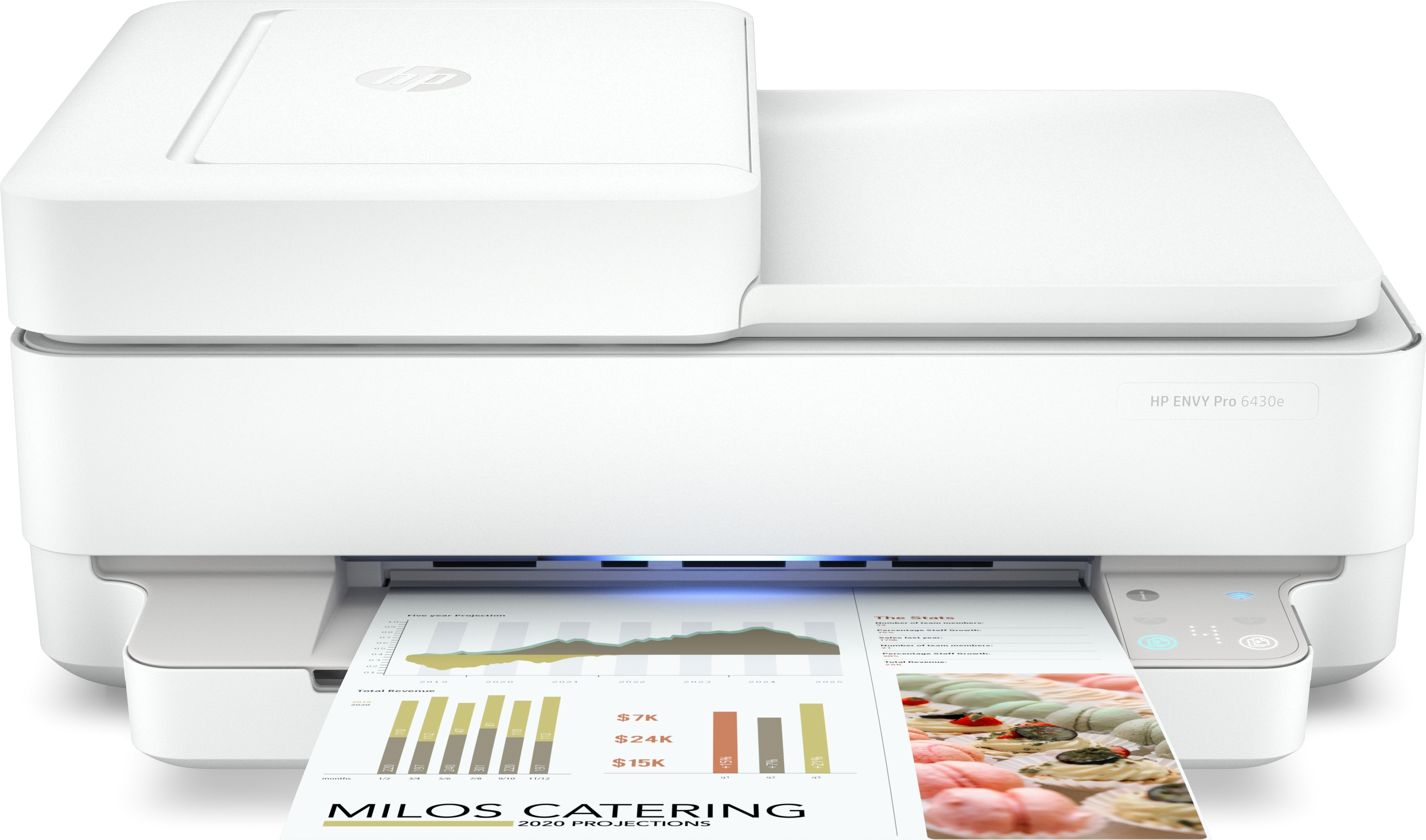 Stampante HP Envy Pro bianca che stampa un documento con grafici e immagini di catering. Sfondo bianco.