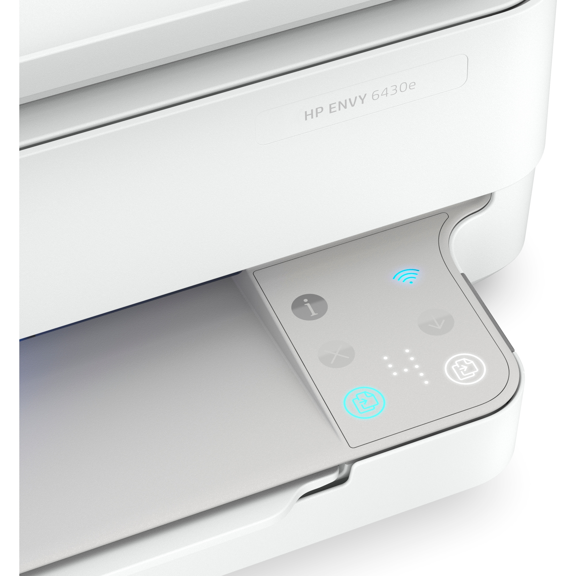 Primo piano del pannello di controllo di una stampante HP Envy 6430e bianca con icone illuminate su una superficie grigia.