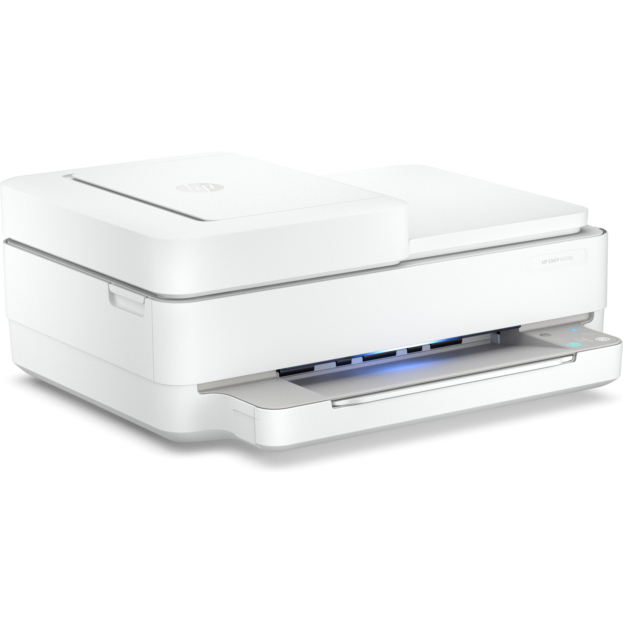 Stampante HP Envy 6430e bianca su una superficie bianca. La stampante ha uno scanner nella parte superiore.