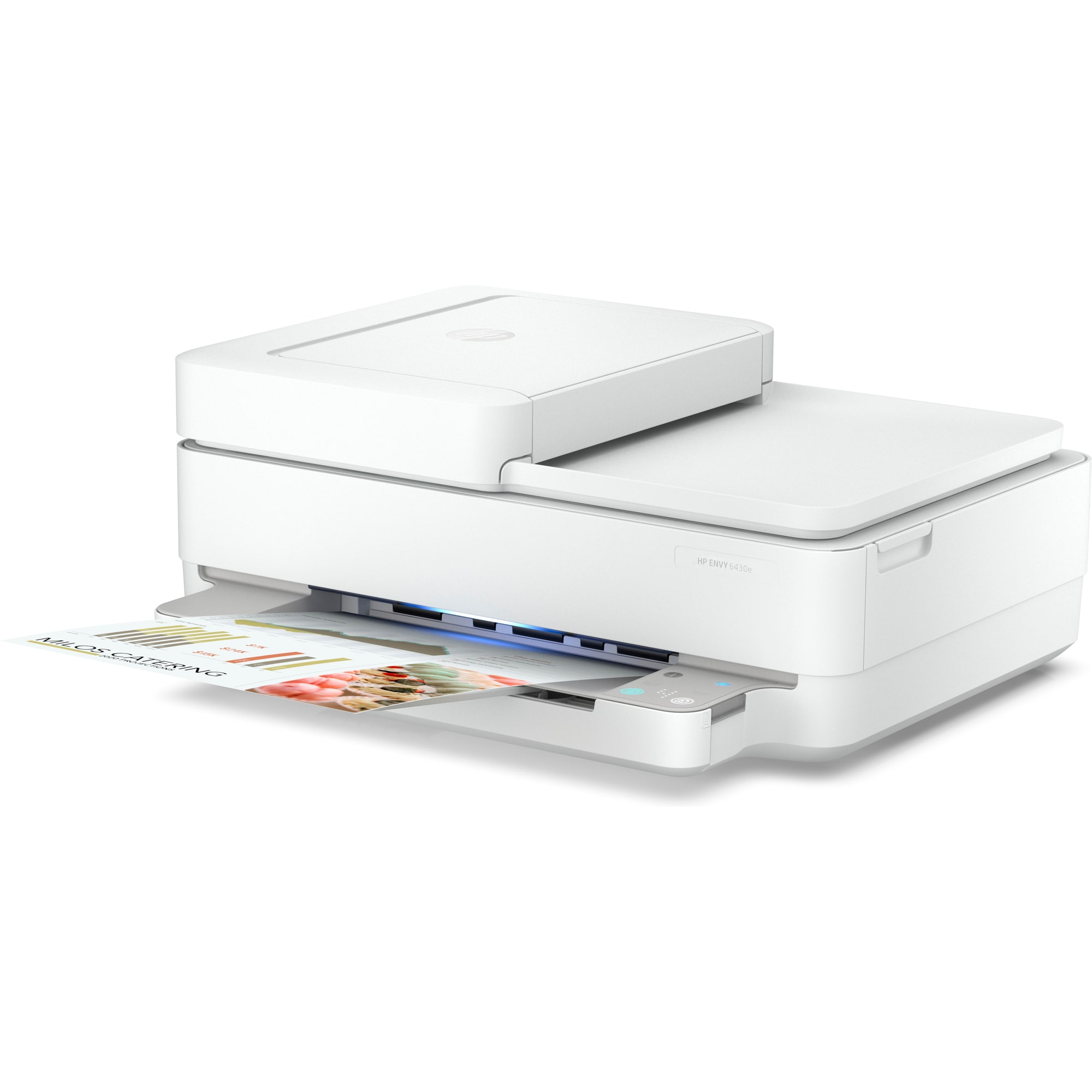 Stampante HP Envy 6430e bianca che stampa un documento con informazioni di catering. Sfondo bianco.
