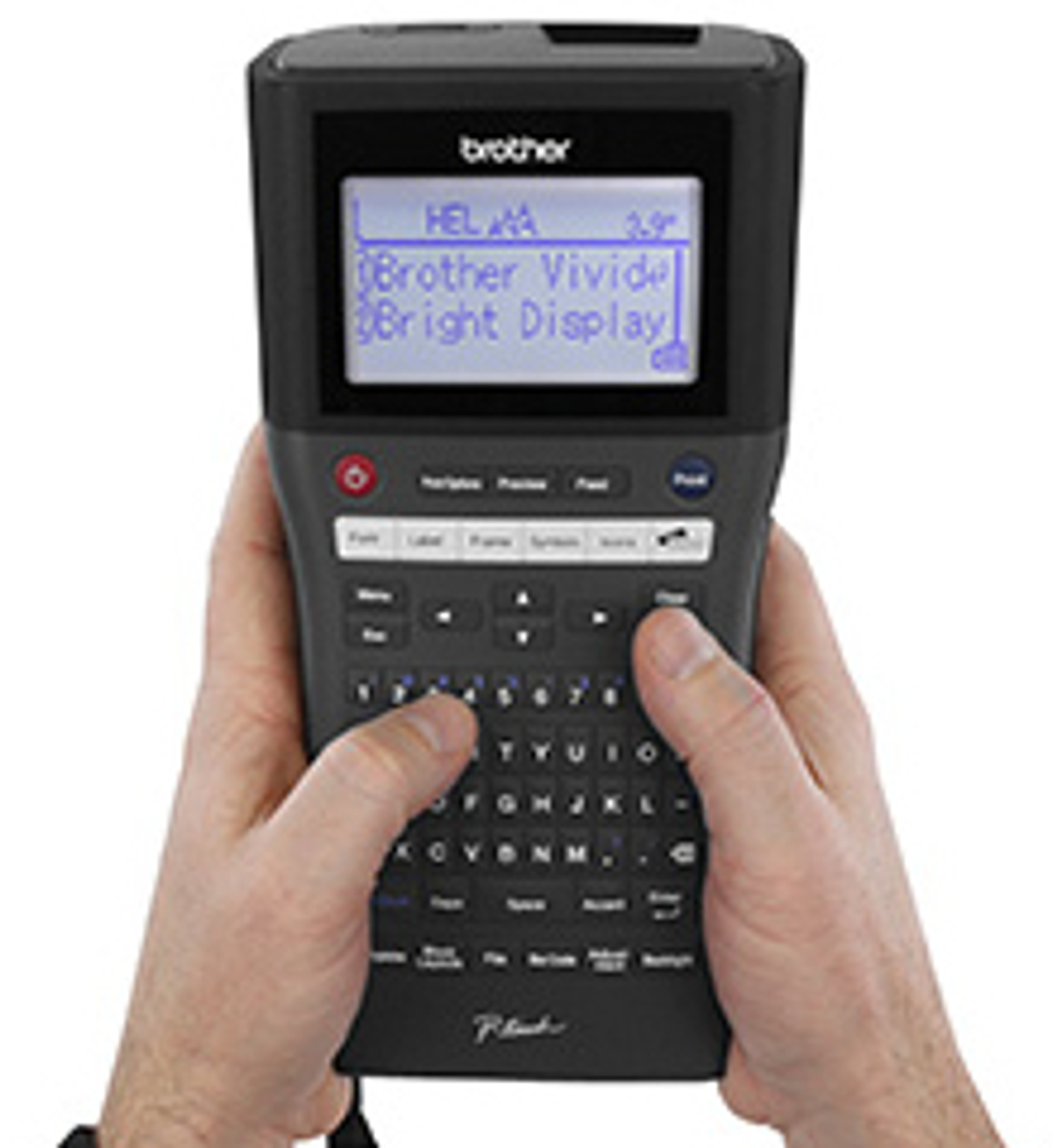 Una persona che utilizza un'etichettatrice nera Brother P-touch con entrambe le mani.