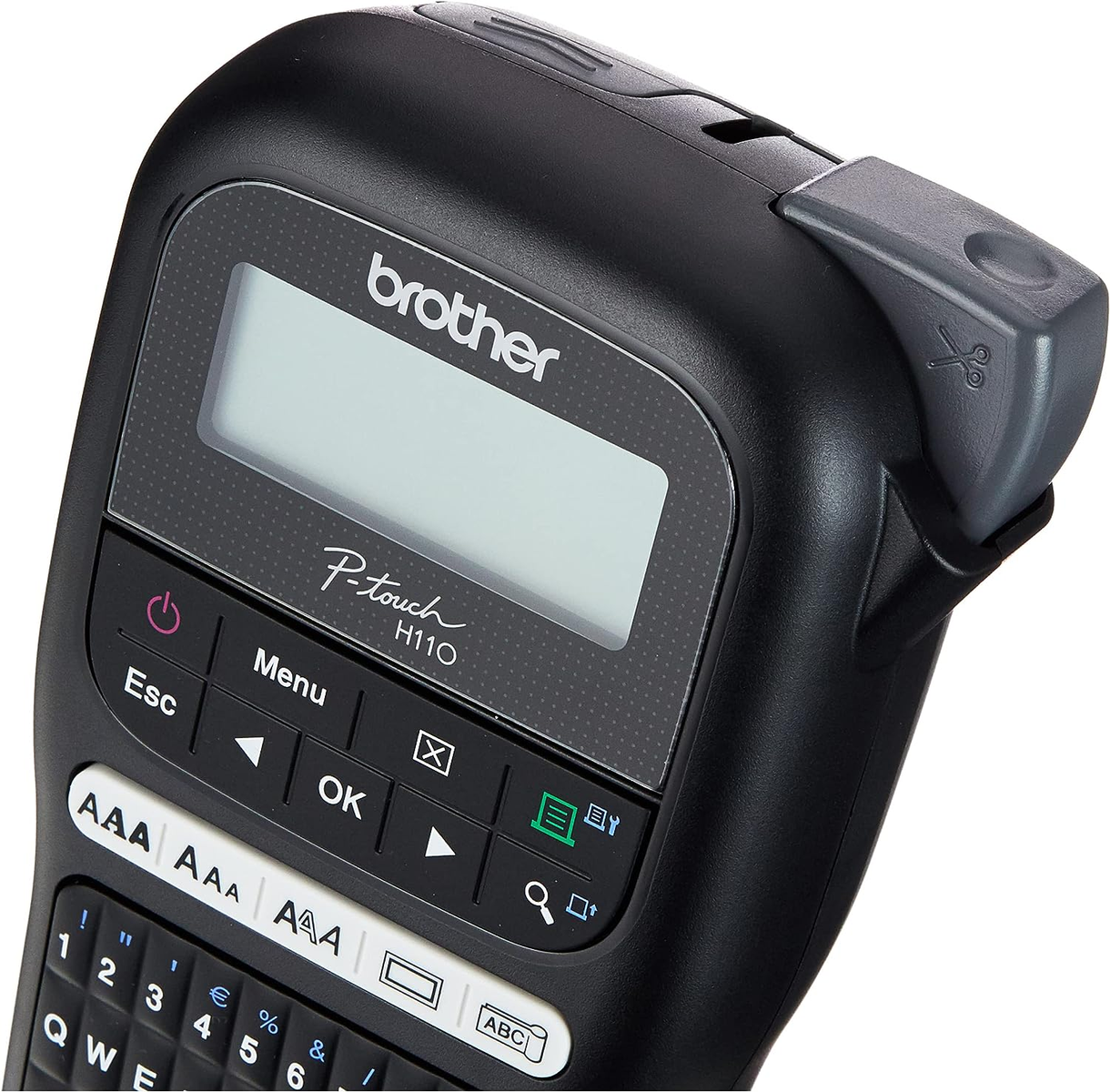 Eine Nahaufnahme eines schwarzen Brother P-Touch H110 Etikettendruckers zeigt den Bildschirm, die Tasten und den Etikettenschneider.