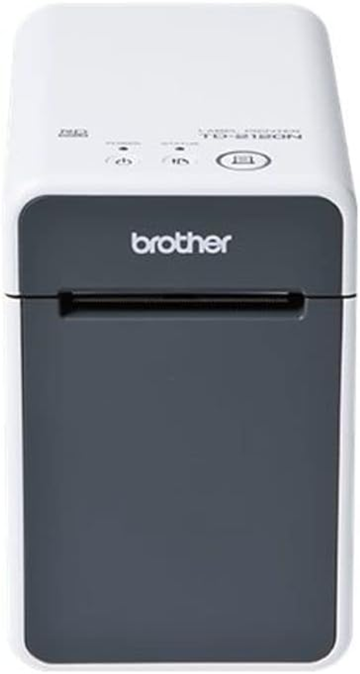 Biało-szara drukarka etykiet Brother z logo Brother z przodu. Ma szczelinę, przez którą wychodzą etykiety.