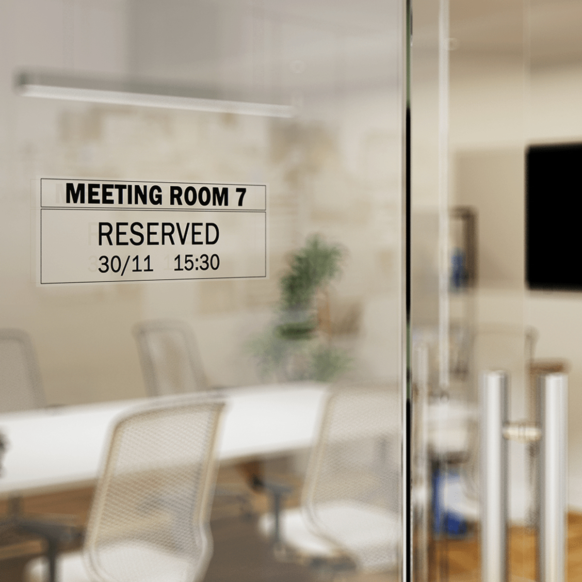 Szklane drzwi ze znakiem 'Meeting Room 7 RESERVED 30/11 15:30'.