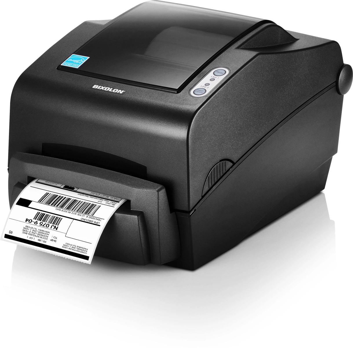 Czarna drukarka etykiet Bixolon z wychodzącą wydrukowaną etykietą.