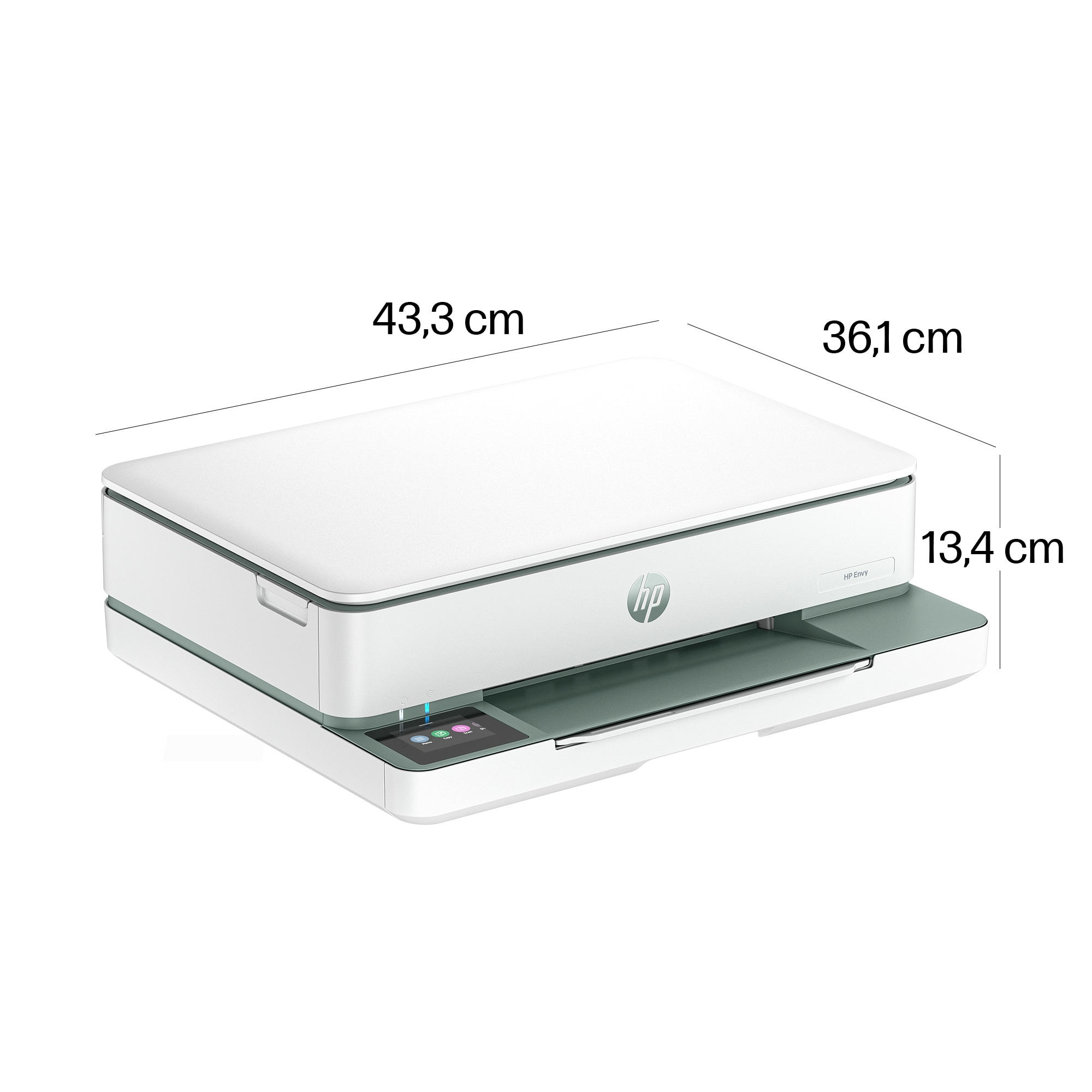 Ein weißer HP ENVY 6020 Drucker ist abgewinkelt, mit in Zentimetern beschrifteten Abmessungen auf weißem Hintergrund.