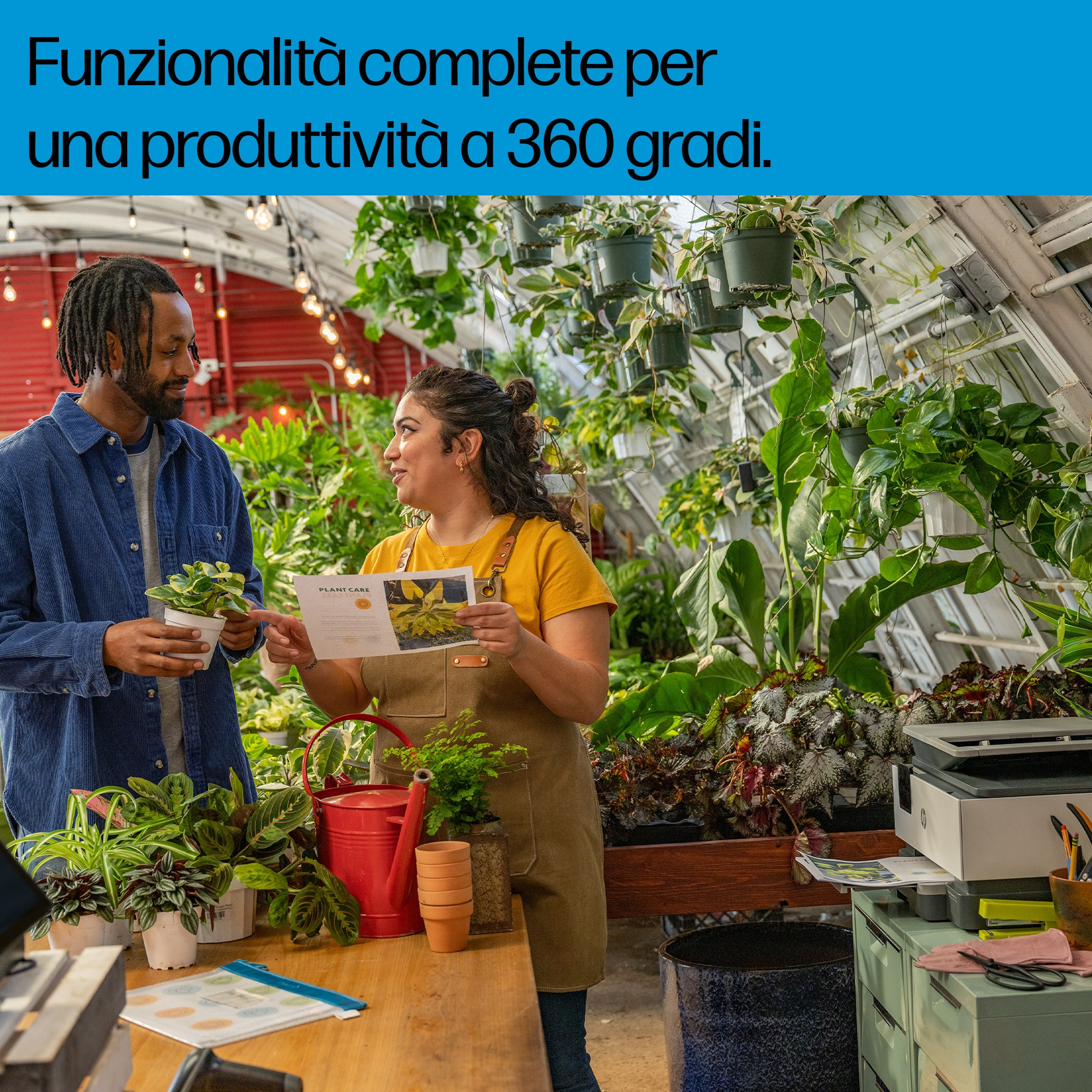 Due persone in una serra discutono di un catalogo di piante accanto a una stampante HP.