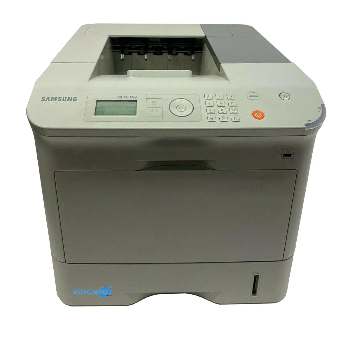 Una stampante Samsung ML-5515ND grigia si trova su uno sfondo bianco, rivolta in avanti.