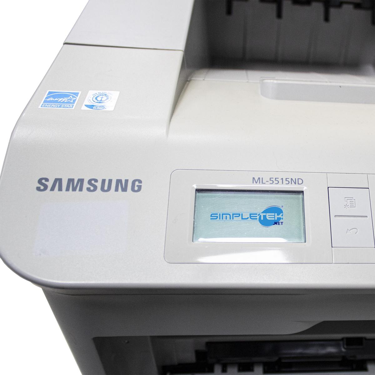 Primo piano di una stampante Samsung con uno schermo che mostra il logo Simpletetek.