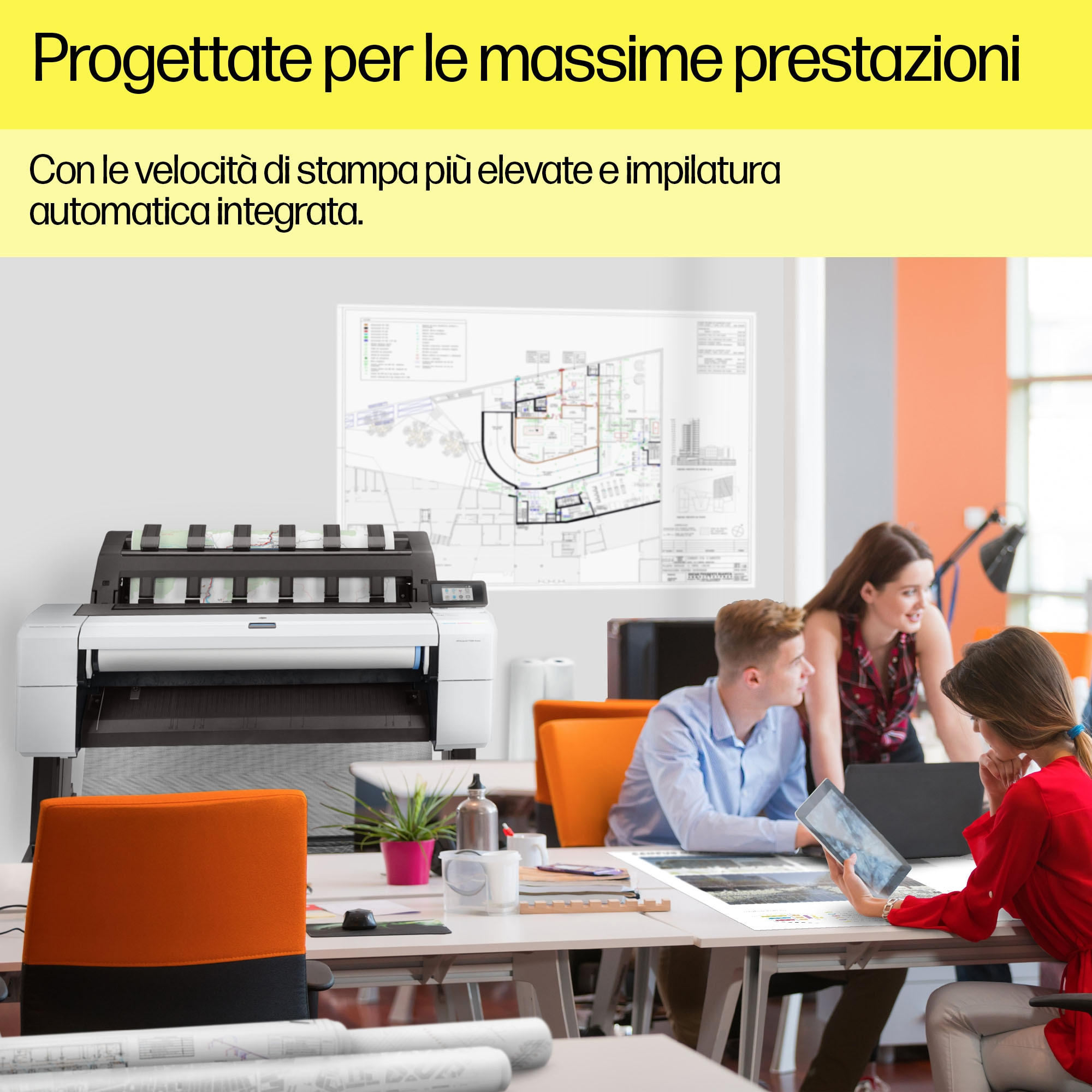 Obraz przedstawia białą drukarkę HP DesignJet T850 w biurze z pracującymi w pobliżu ludźmi.