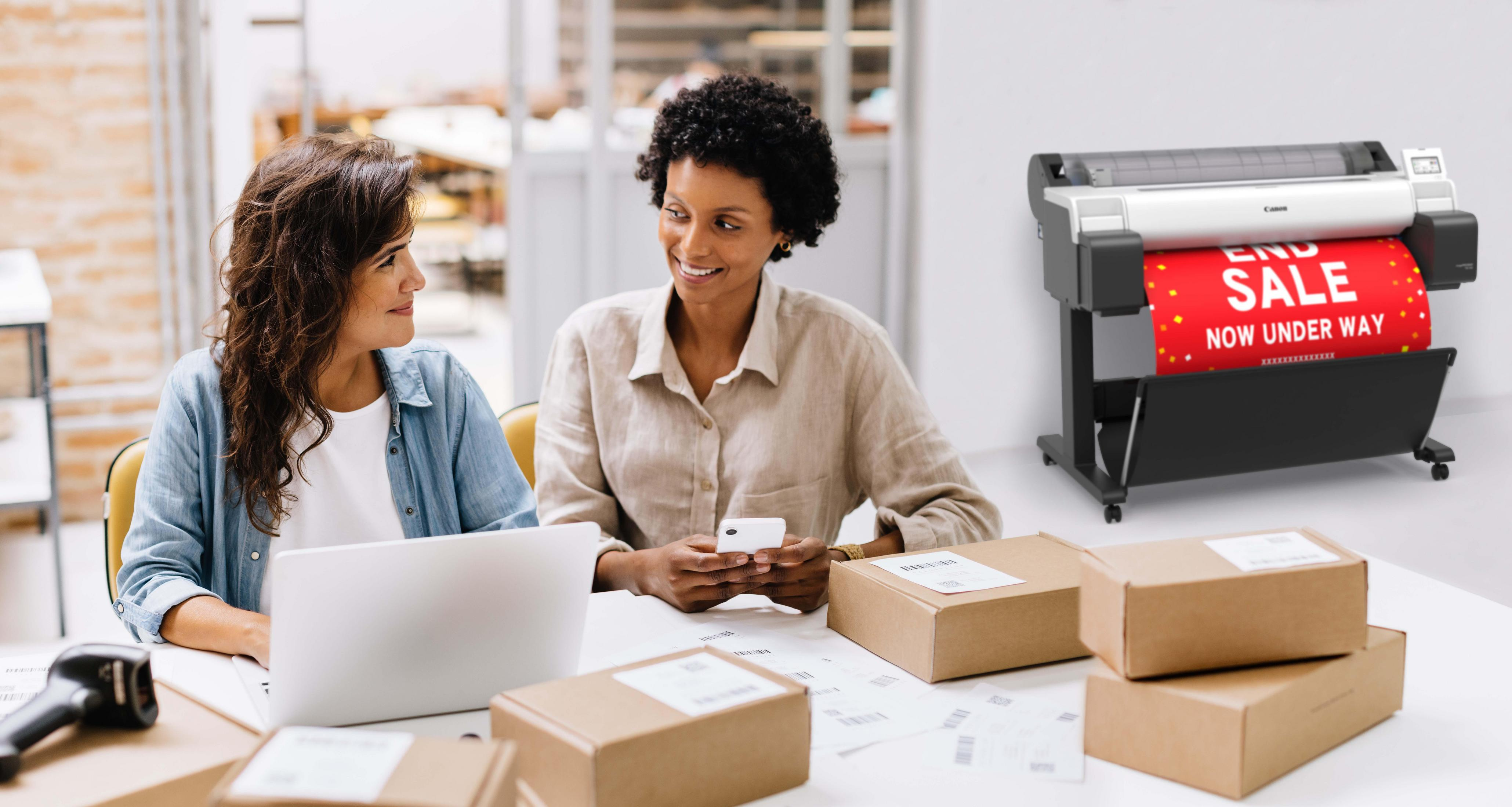 Dwie kobiety w pobliżu drukarki Canon wyświetlającej baner 'KONIEC WYPRZEDAŻY', otoczone pudłami wysyłkowymi.