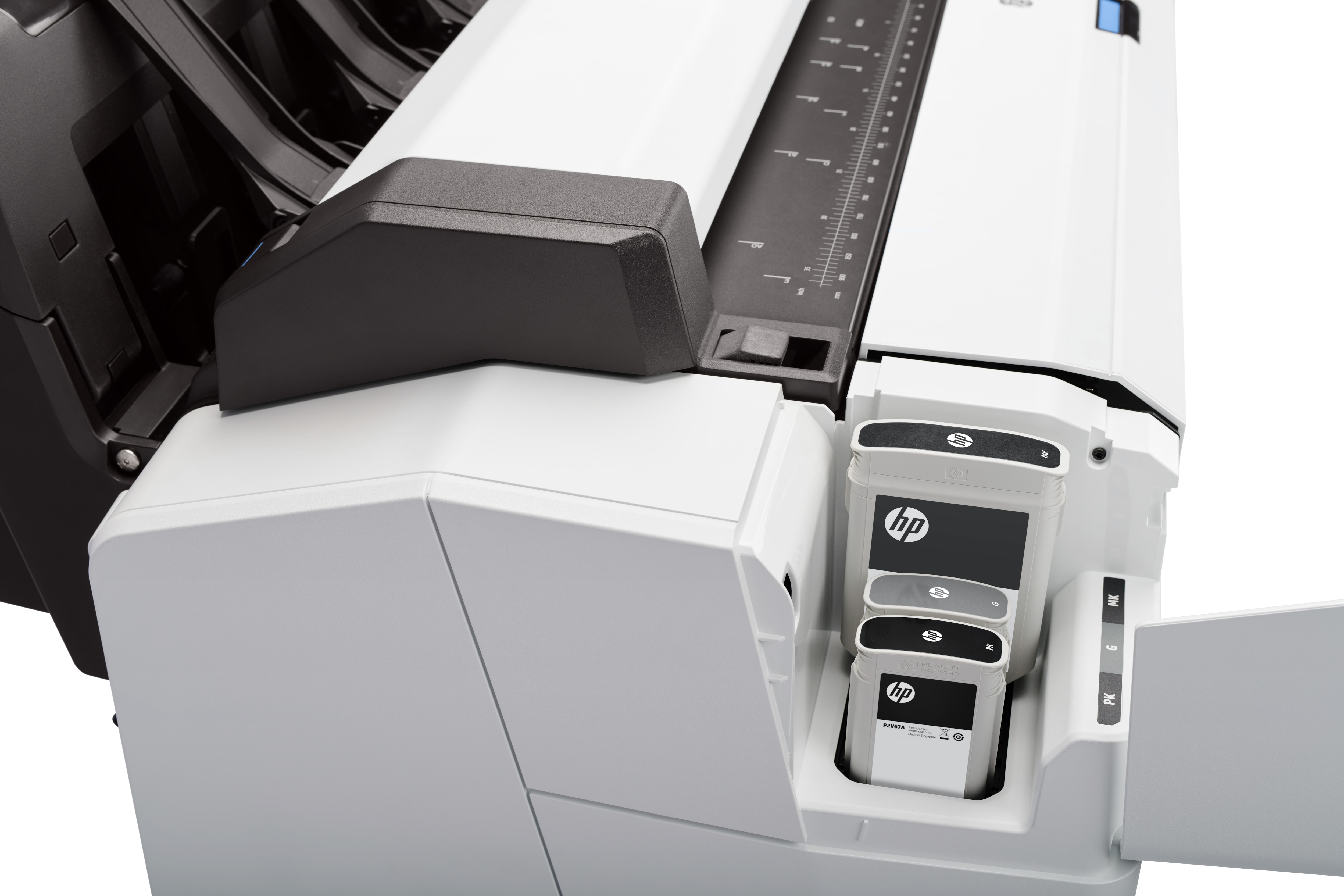 Close-up van een witte HP-printer met inktcartridges en papierinvoermechanisme.