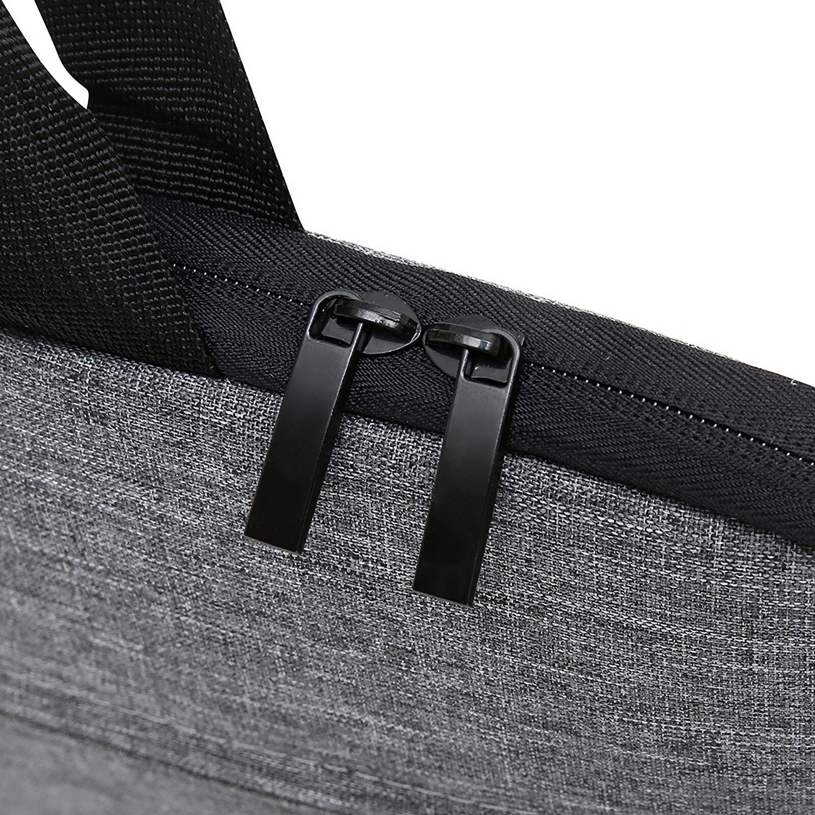 Eine Nahaufnahme der Reißverschlüsse an einer grauen Laptoptasche, die die Textur und das Material zeigt.