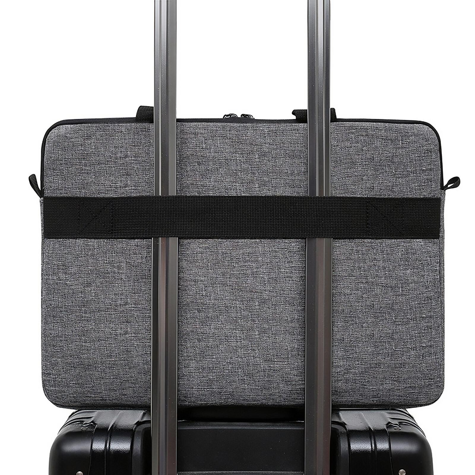 Nahaufnahme einer grauen Laptoptasche, die mit einem schwarzen Riemen an einem schwarzen Koffer befestigt ist.