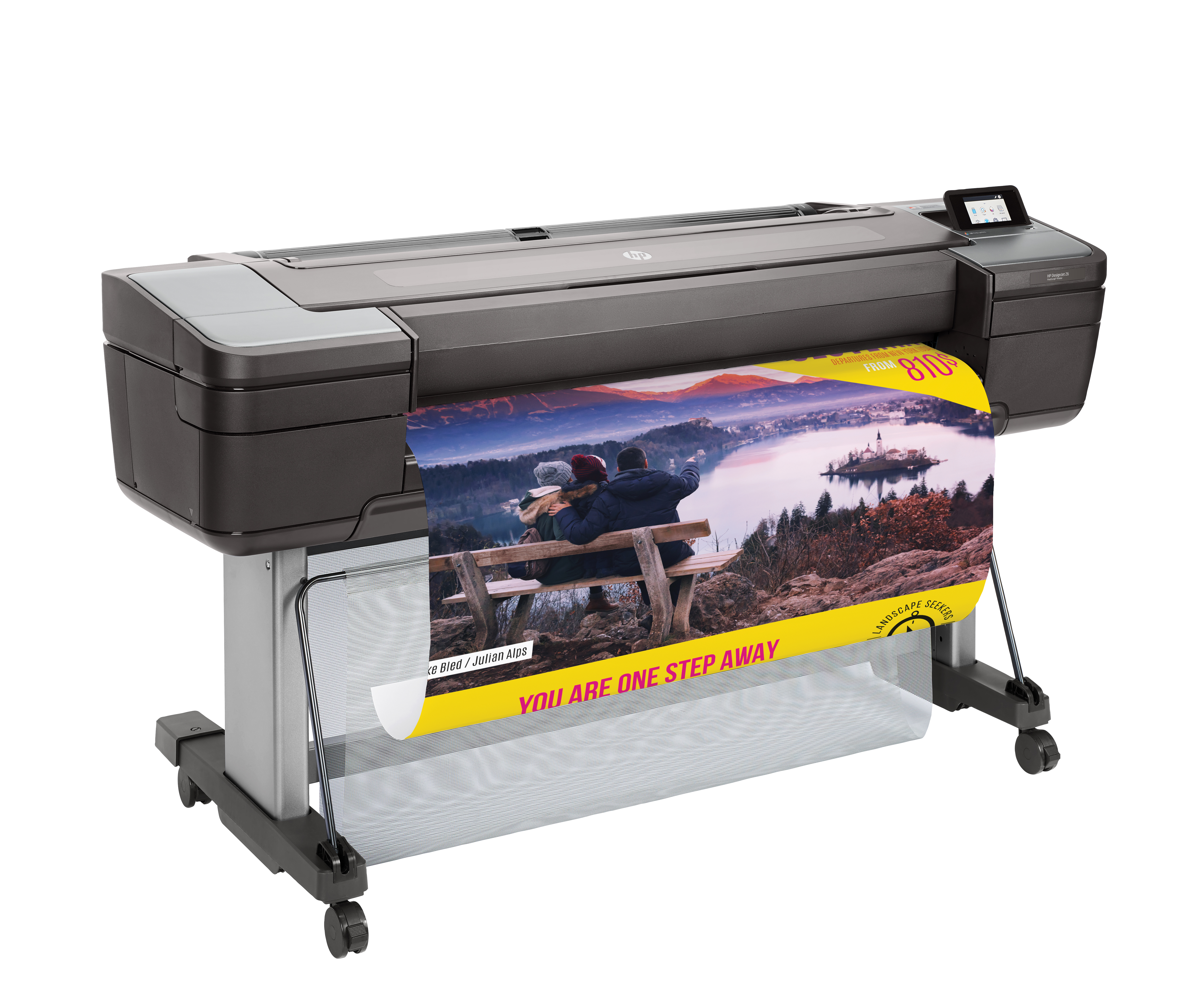 Een grijze HP DesignJet printer print een landschapsposter met een meer en bergen, met de advertentie 'One Step Away'.