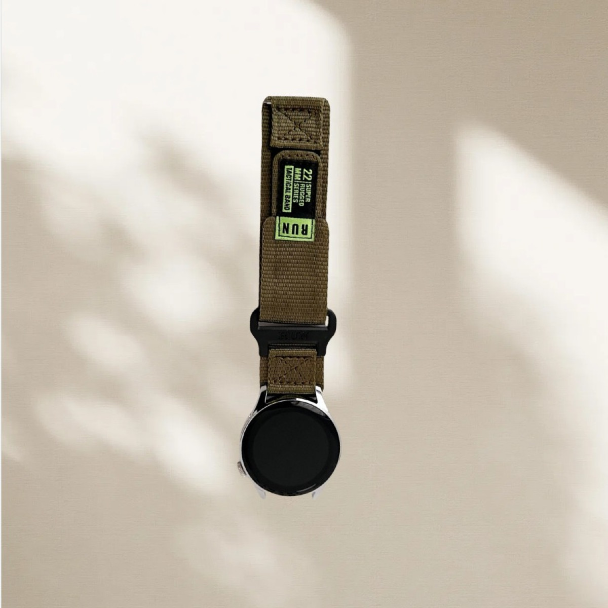 Olivgrüne Uhr mit RUN Tactical Band auf Hellbraun. Schwarzes Zifferblatt.