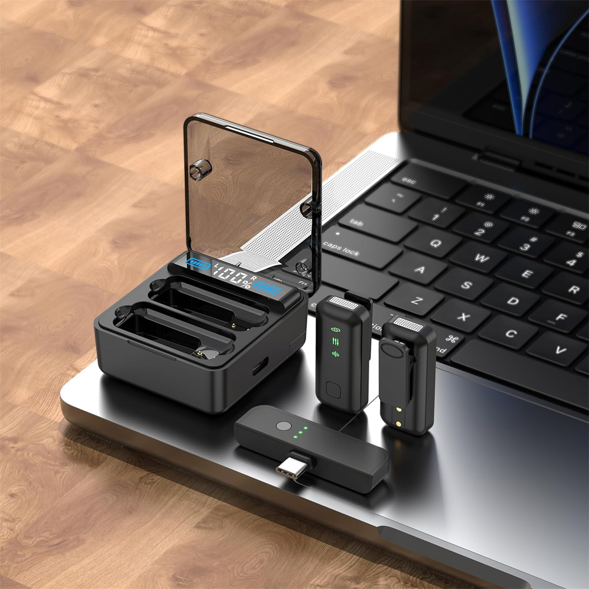 Ein Laptop mit einem Ladekoffer und zwei drahtlosen Mikrofonen.