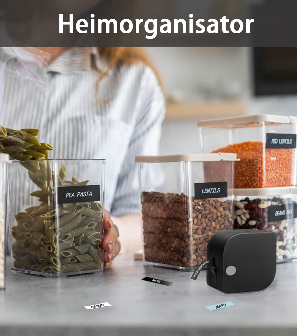 Klare Behälter mit Lebensmittelnamen wie 'PEA PASTA' und 'LENTILS'. Ein Etikettiergerät ist ebenfalls vorhanden.