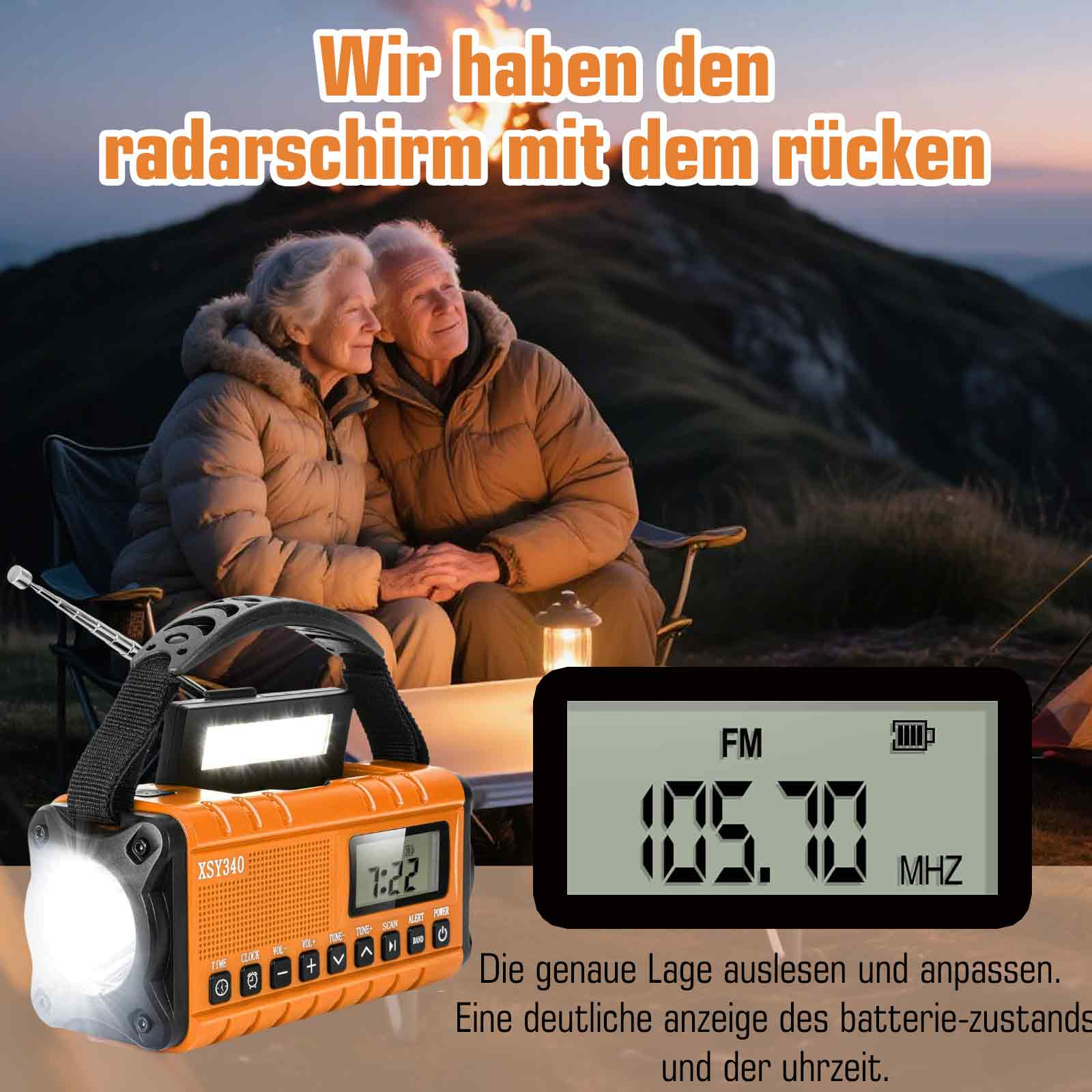 Ein älteres Paar sitzt vor einem Radio mit Taschenlampe in einer malerischen Outdoor-Umgebung.