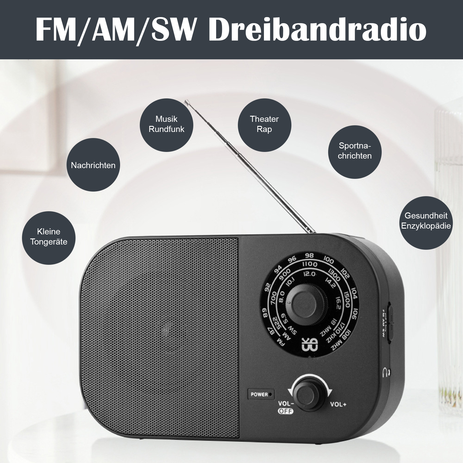 Ein schwarzes Radio auf einer weißen Oberfläche mit ausgefahrener Antenne.