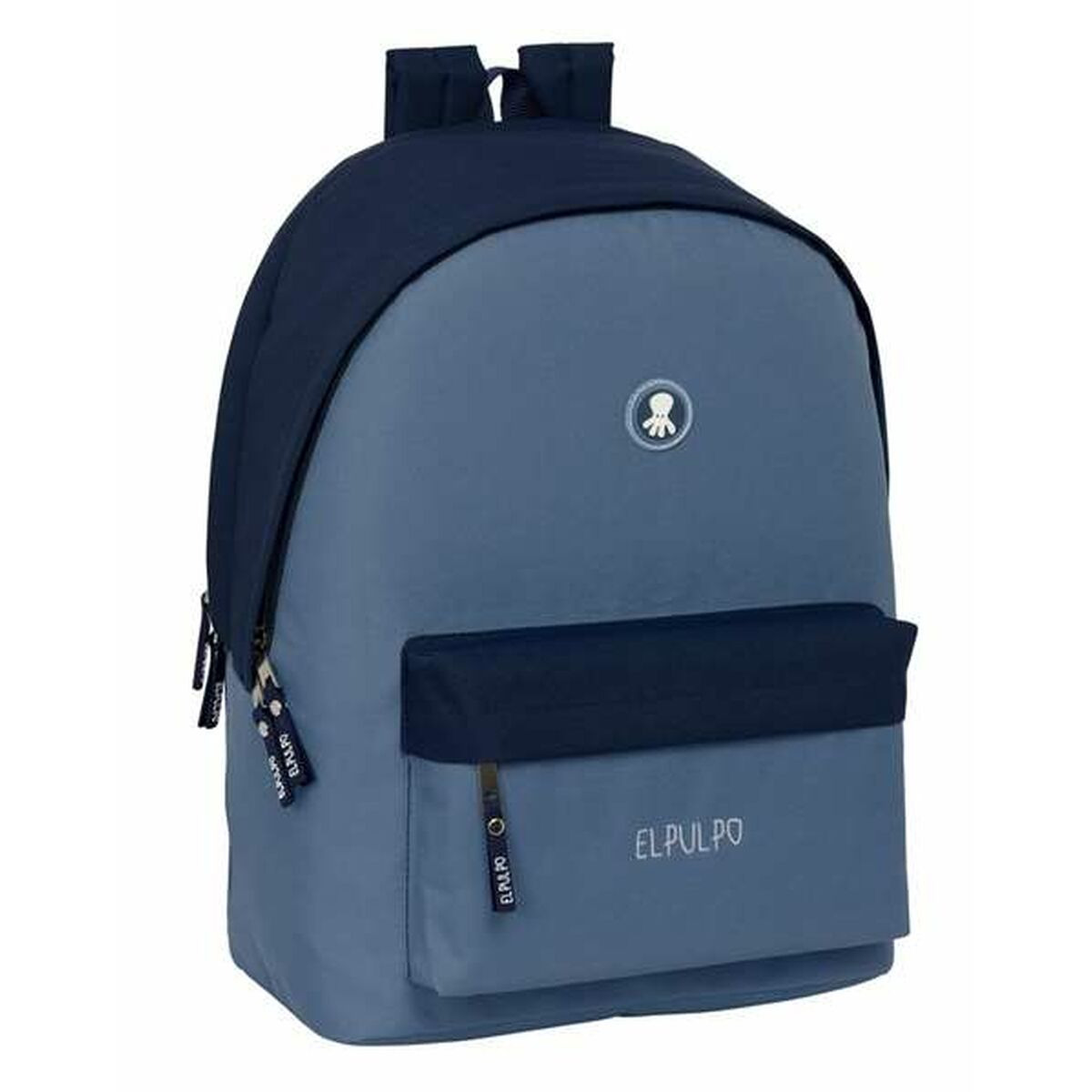 Geschlossener zweifarbiger blauer Rucksack mit kleiner Vordertasche und weißem Logo auf weißem Hintergrund.