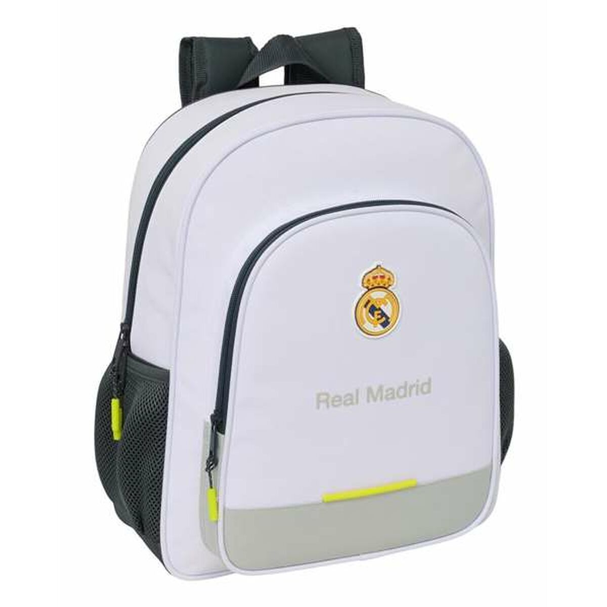 Ein weißer Rucksack mit dem Real Madrid-Logo wird auf einem weißen Hintergrund angezeigt.