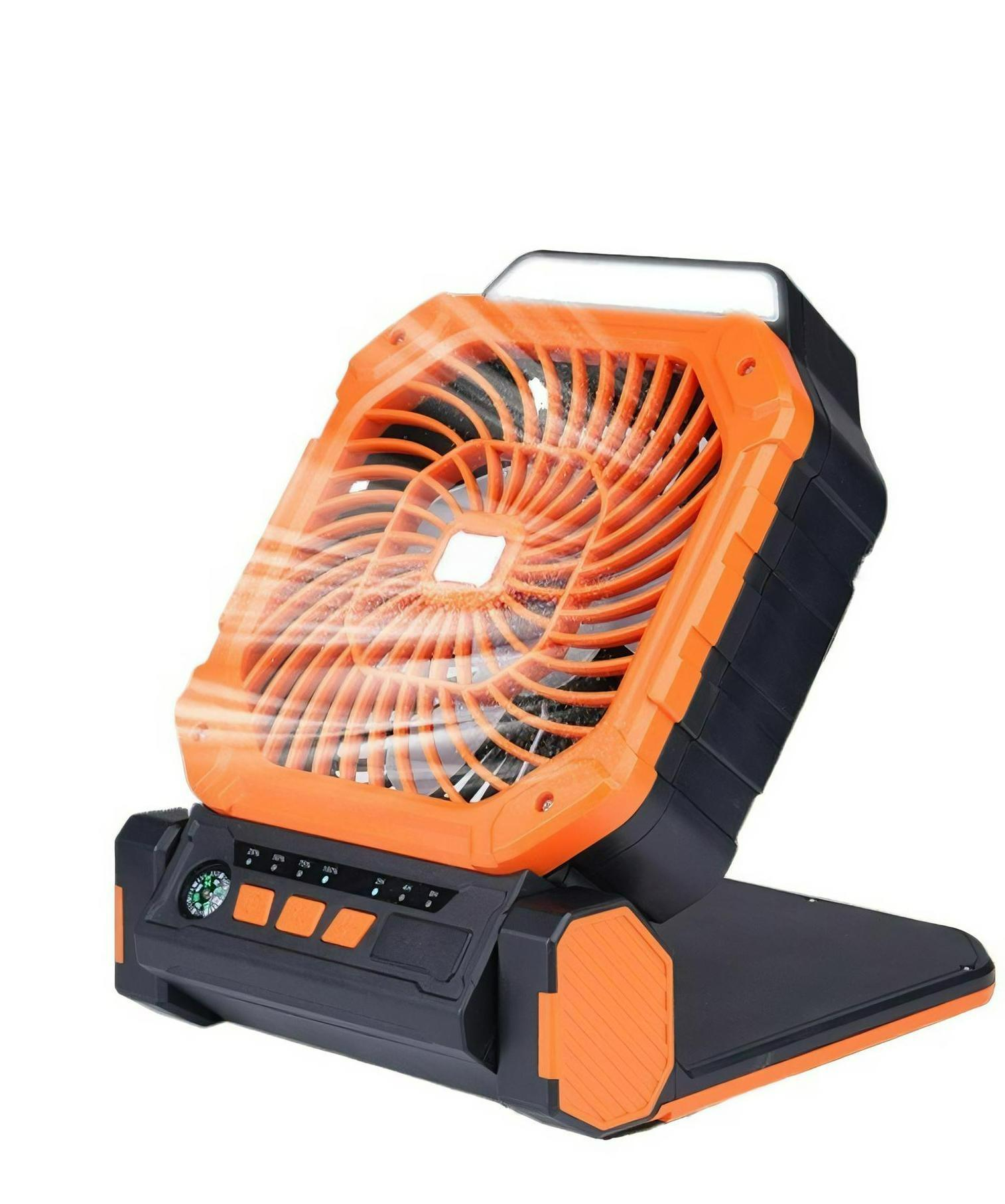 Ein orangefarbener und schwarzer tragbarer Ventilator mit Licht wird auf einem weißen Hintergrund angezeigt.