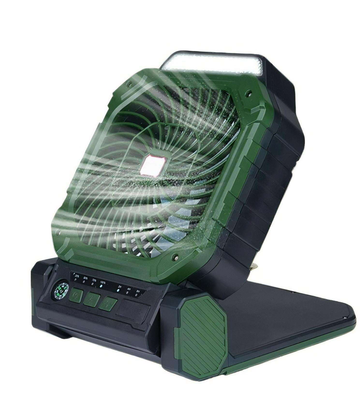 Ein grüner und schwarzer tragbarer Ventilator mit Licht oben sitzt auf einem weißen Hintergrund.