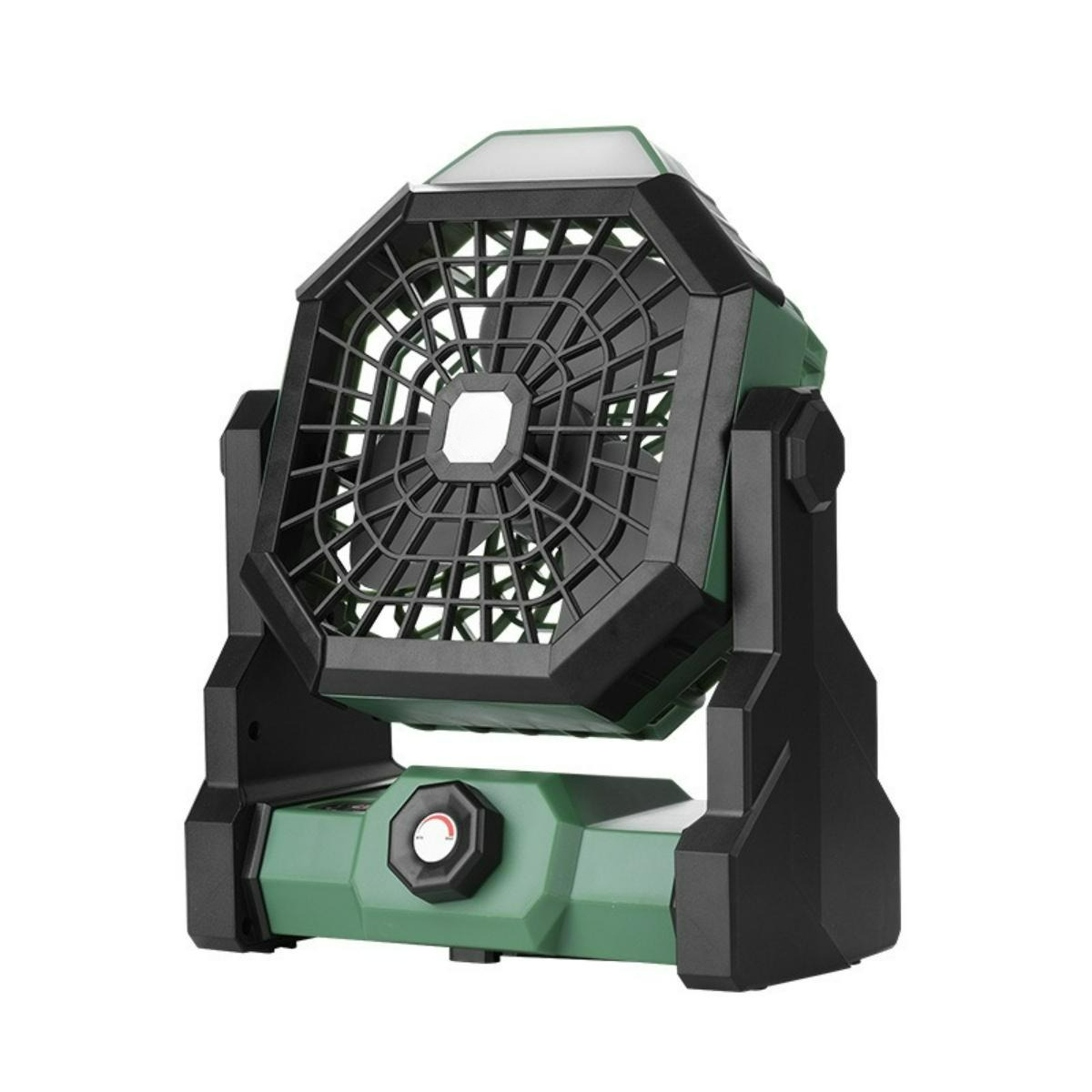 Ein grüner und schwarzer tragbarer Ventilator mit einem Käfig. Er steht auf einem Ständer. Der Hintergrund ist weiß.