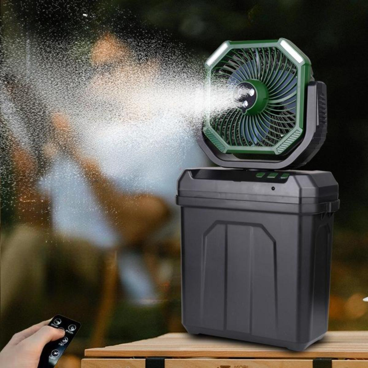 Grüner und schwarzer Ventilator, der Wasser sprüht; Person im Hintergrund.