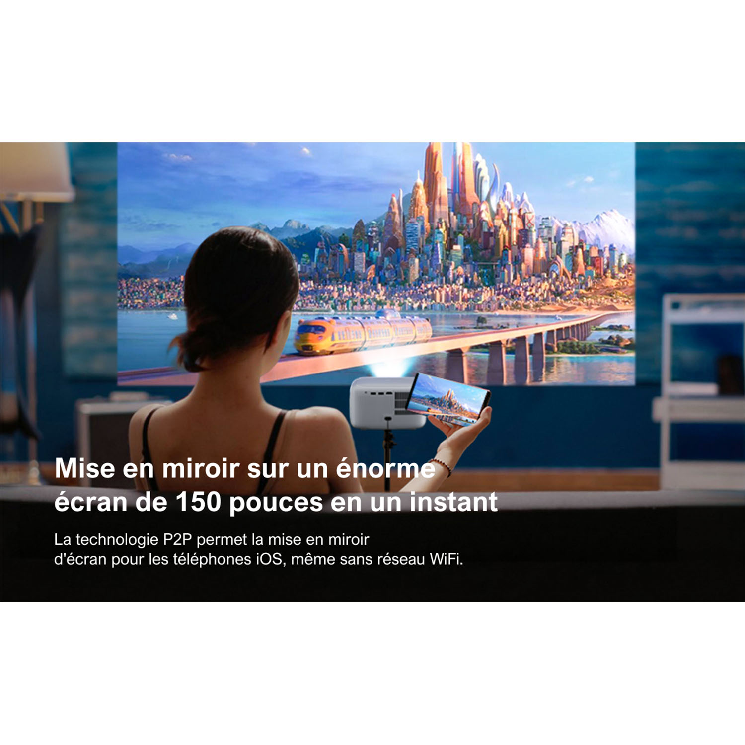 Un projecteur affiche une scène de ville tandis qu'une femme reflète son téléphone sur un écran de 150 pouces pour une visualisation instantanée.