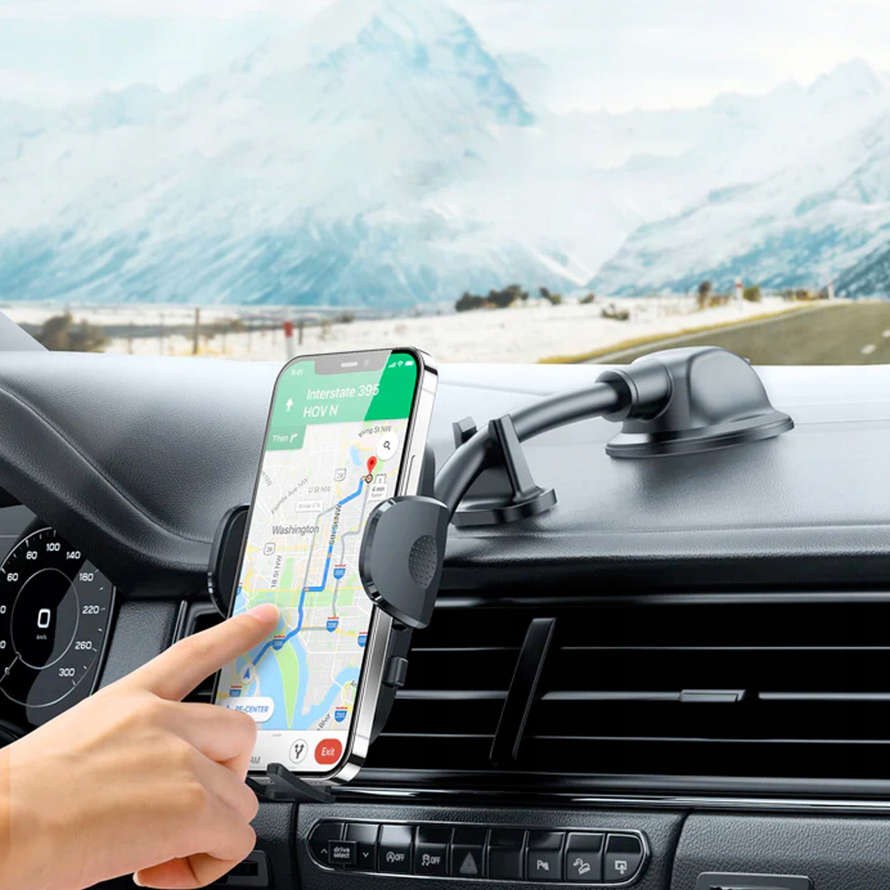 Osoba używa samochodowego uchwytu na telefon na desce rozdzielczej, przeglądając aplikację nawigacyjną w telefonie.