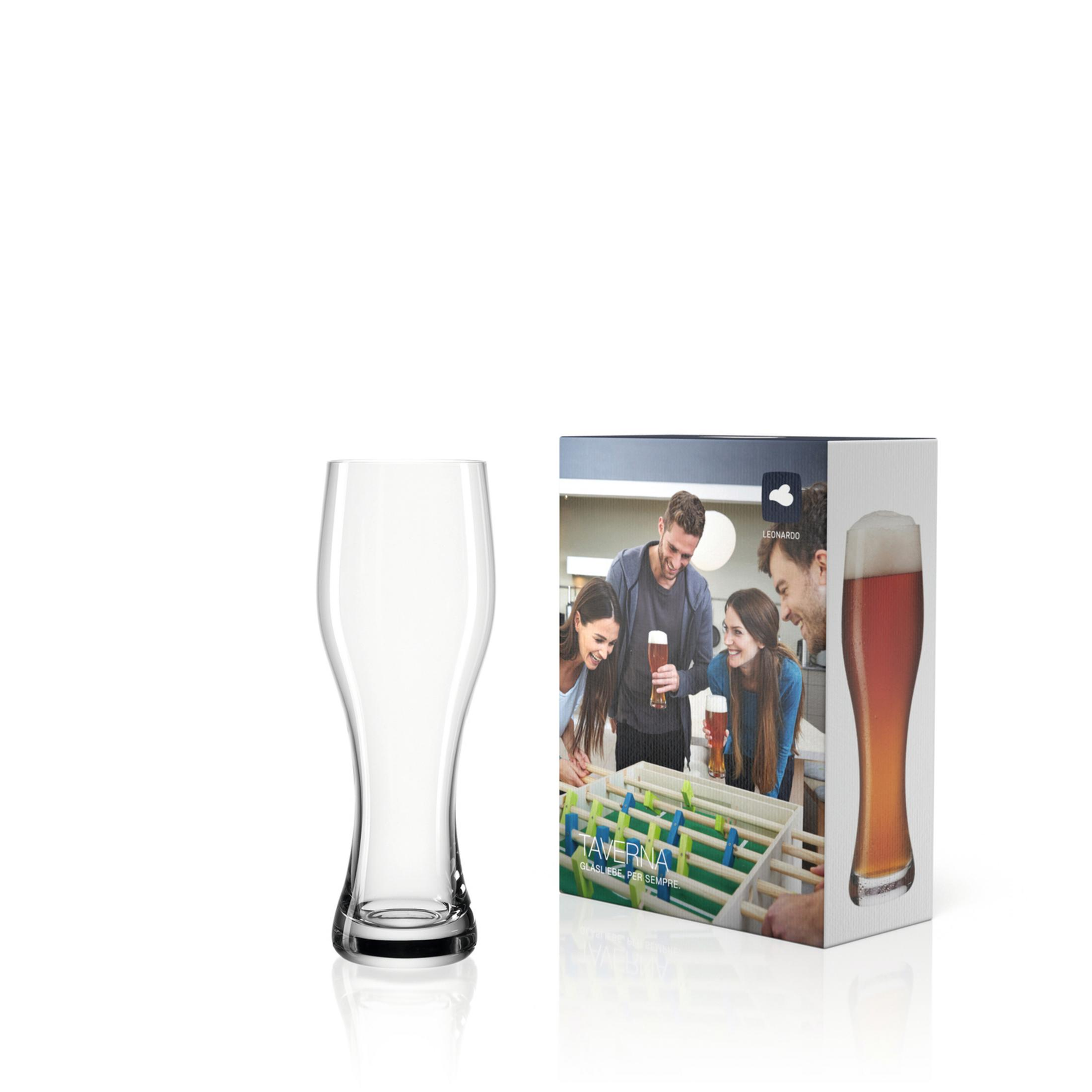Ein klares Bierglas steht neben einer Schachtel, die Menschen beim Biertrinken zeigt, auf einem sauberen weißen Hintergrund.