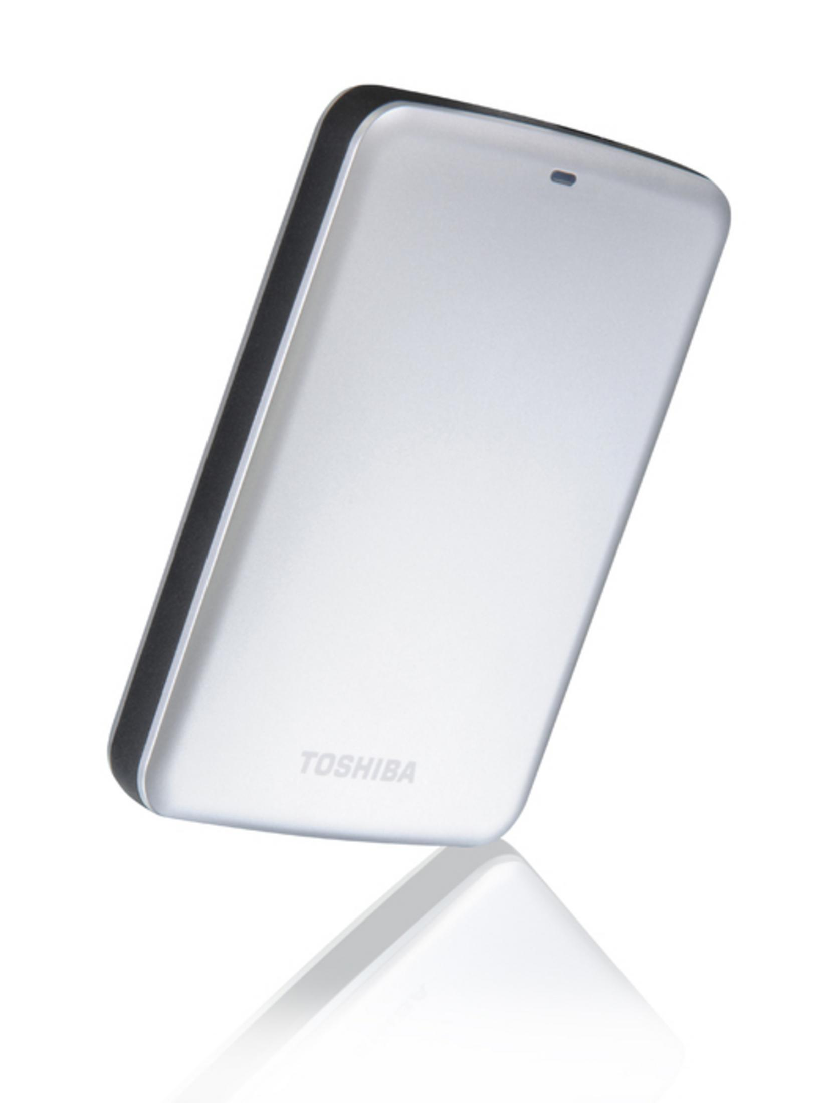 Silberne Toshiba-Festplatte mit einem kleinen Licht oben und dem Namen Toshiba unten.