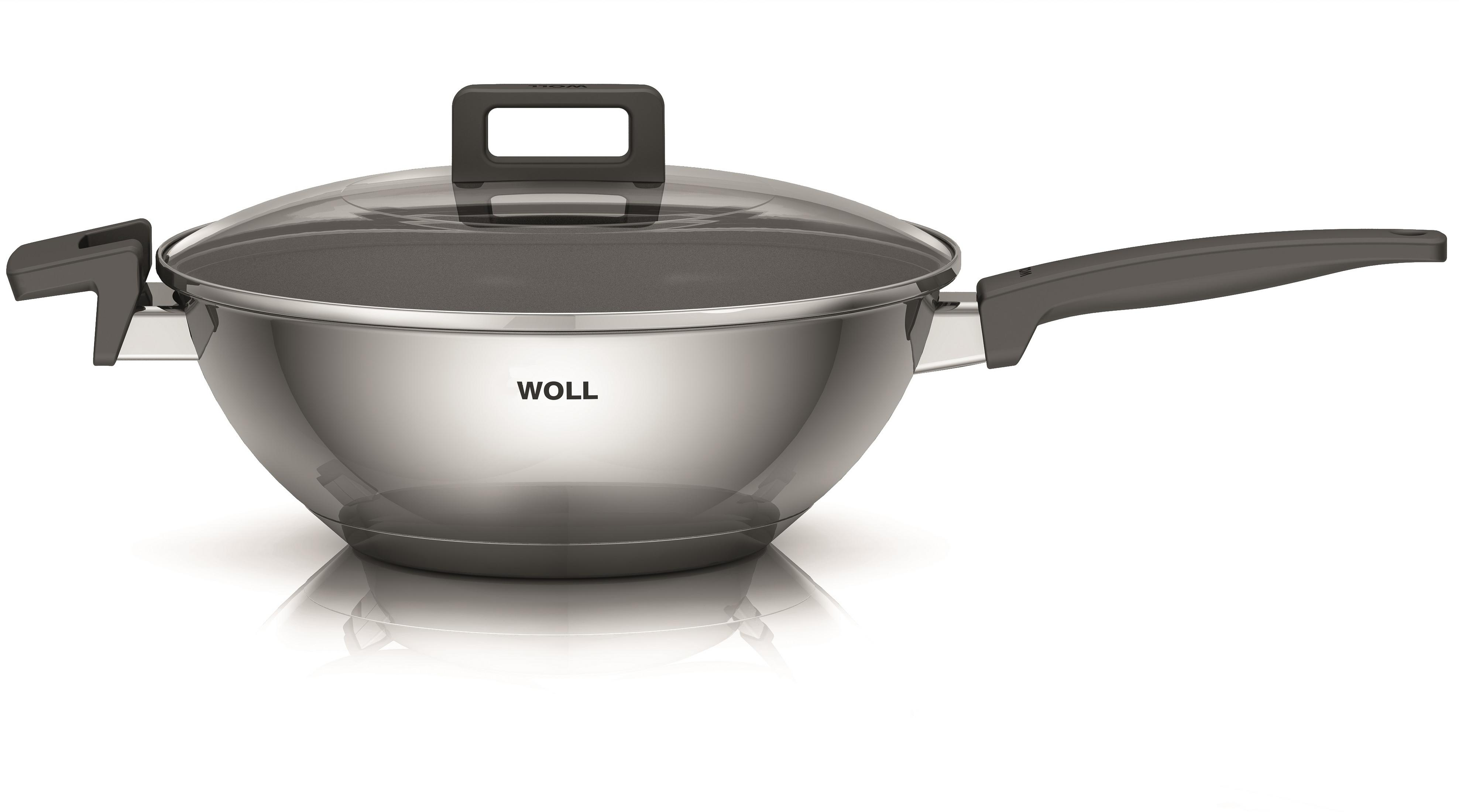 Ein silberner Wok mit schwarzem Griff und Deckel. Die Marke "WOLL" ist vorne zu sehen.