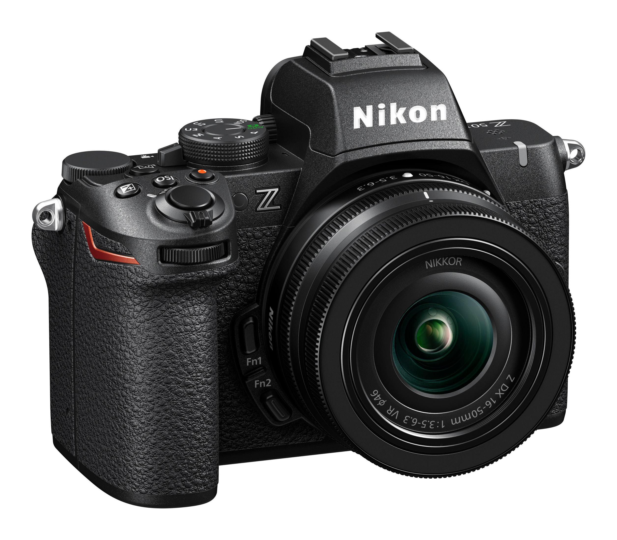 Schwarze Nikon Z 50 Kamera mit einem Nikkor-Objektiv, die ihren Griff, ihre Bedienelemente und Objektivdetails vor einem weißen Hintergrund zeigt.