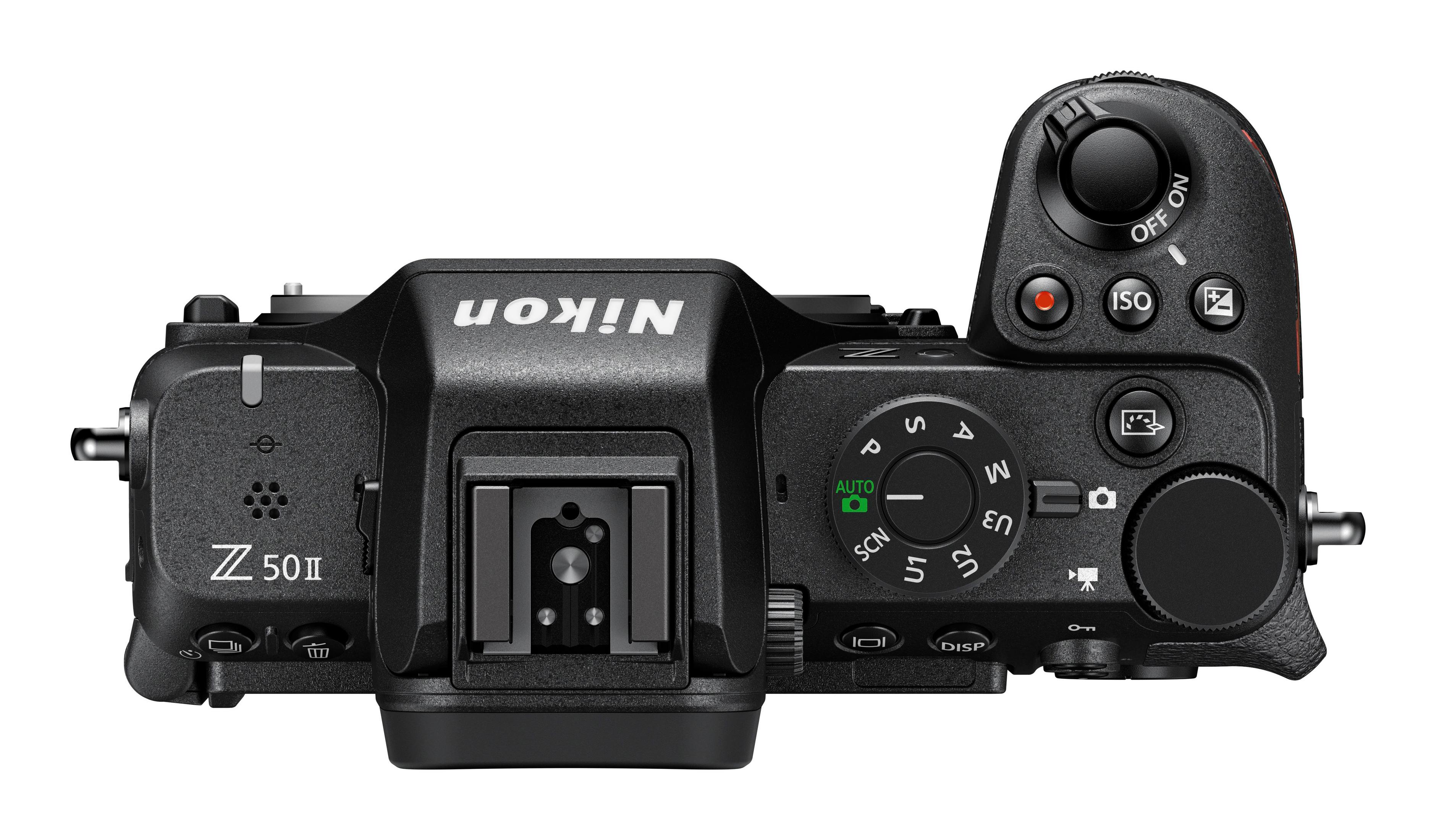 Draufsicht auf eine schwarze Nikon Z 50 II Kamera. Viele Knöpfe und Wählräder sind sichtbar.
