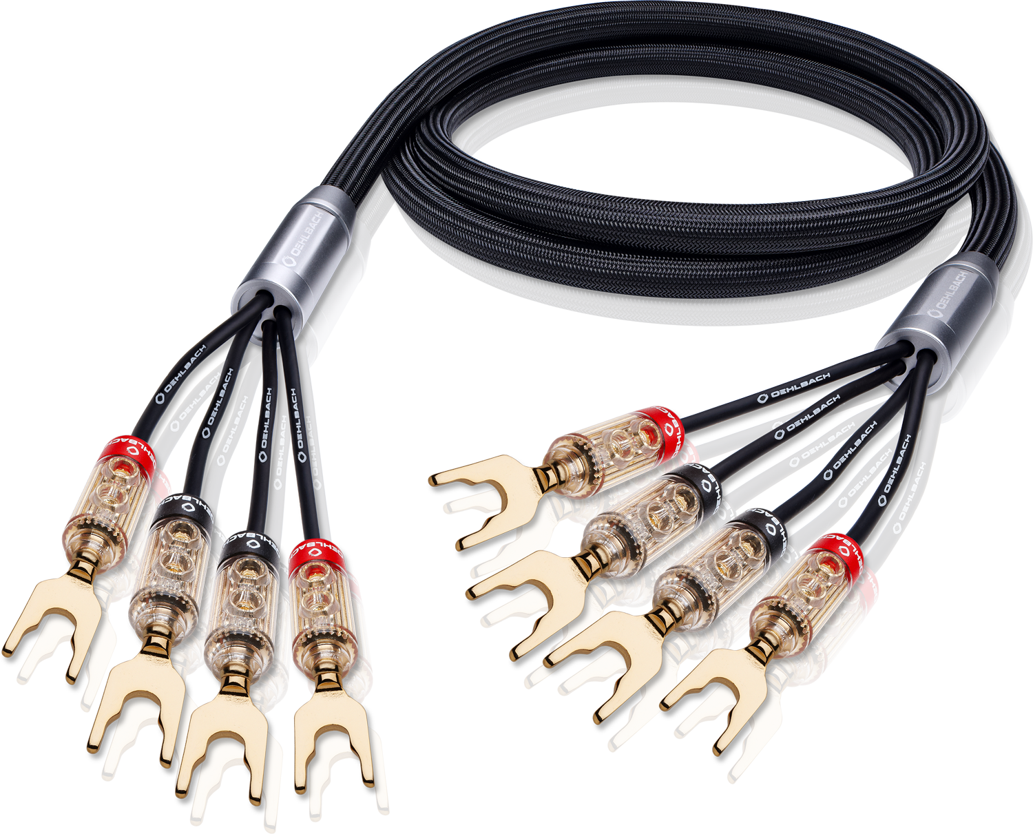 Audiokabel mit transparenten Steckern und goldenen Gabeln auf weißem Hintergrund.
