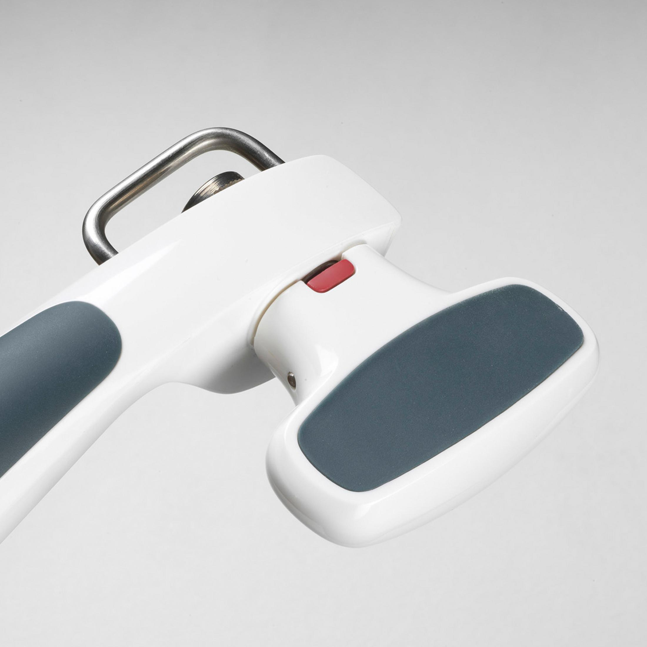 Dosenöffner mit weißem und grauem Griff, der sein ergonomisches Design und seine Funktionalität auf hellem Hintergrund zeigt.