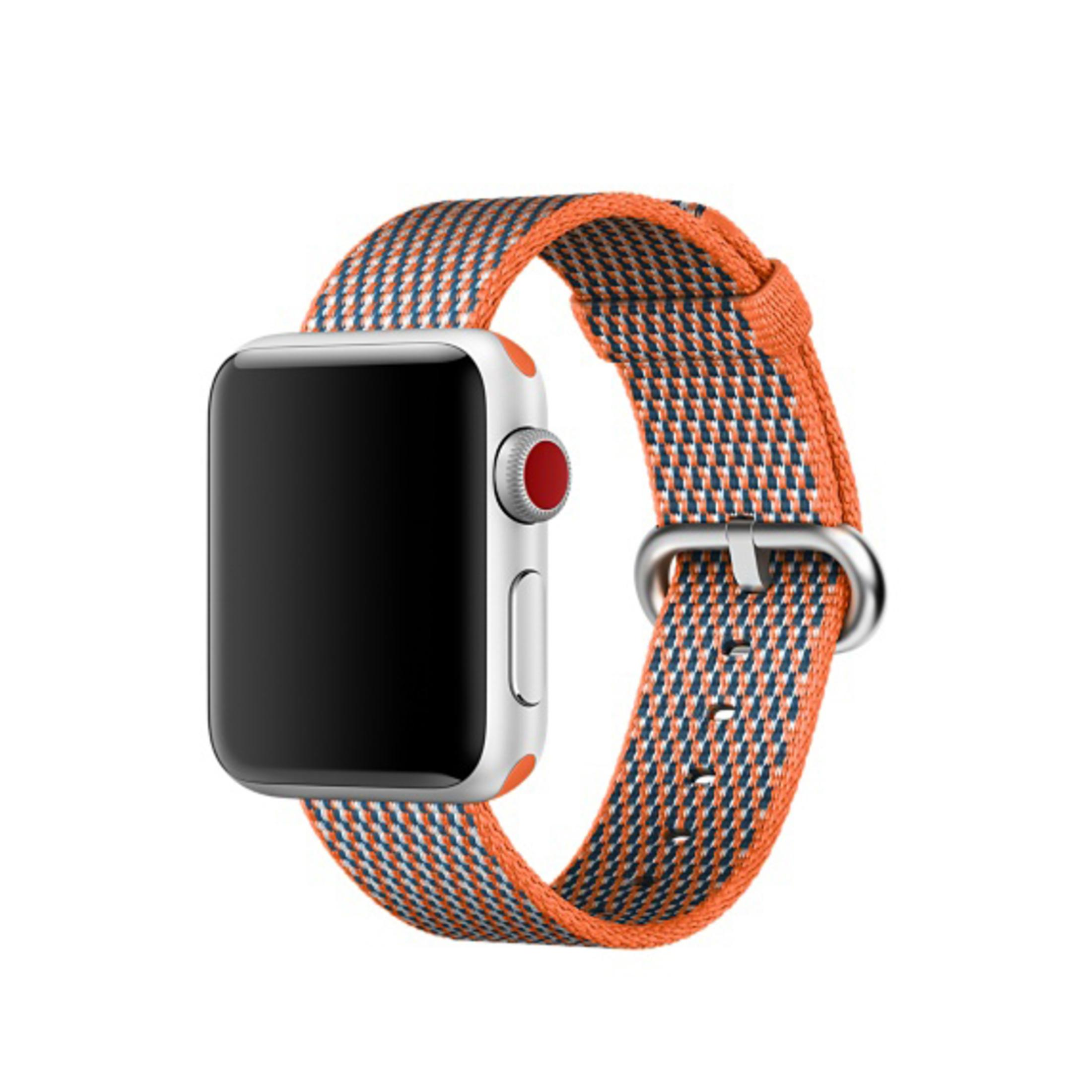 Srebrny Apple Watch z tkanym pomarańczowo-szarym paskiem jest wyświetlany na białym tle.