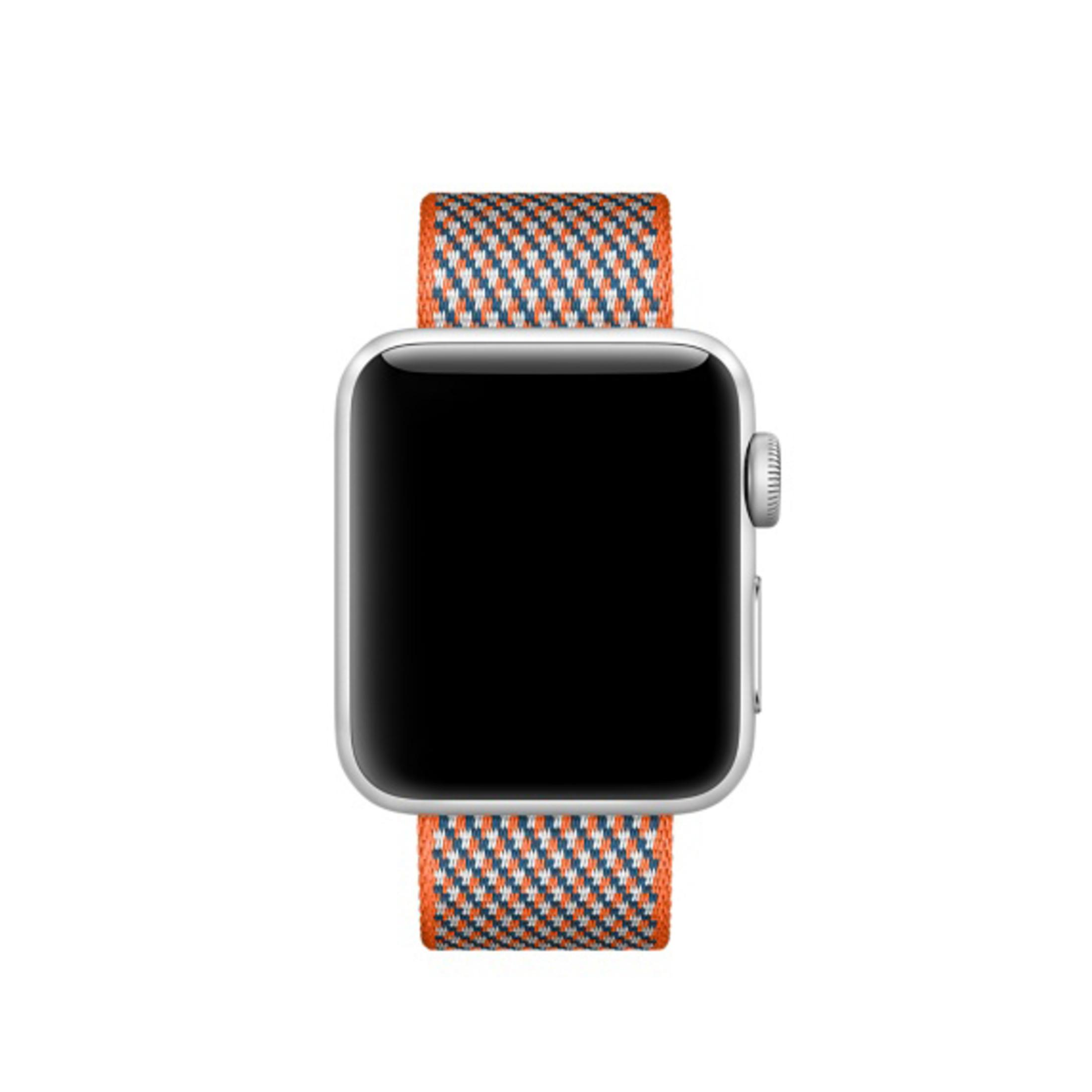 Srebrny Apple Watch z tkanym pomarańczowo-szarym paskiem jest wyśrodkowany na białym tle.