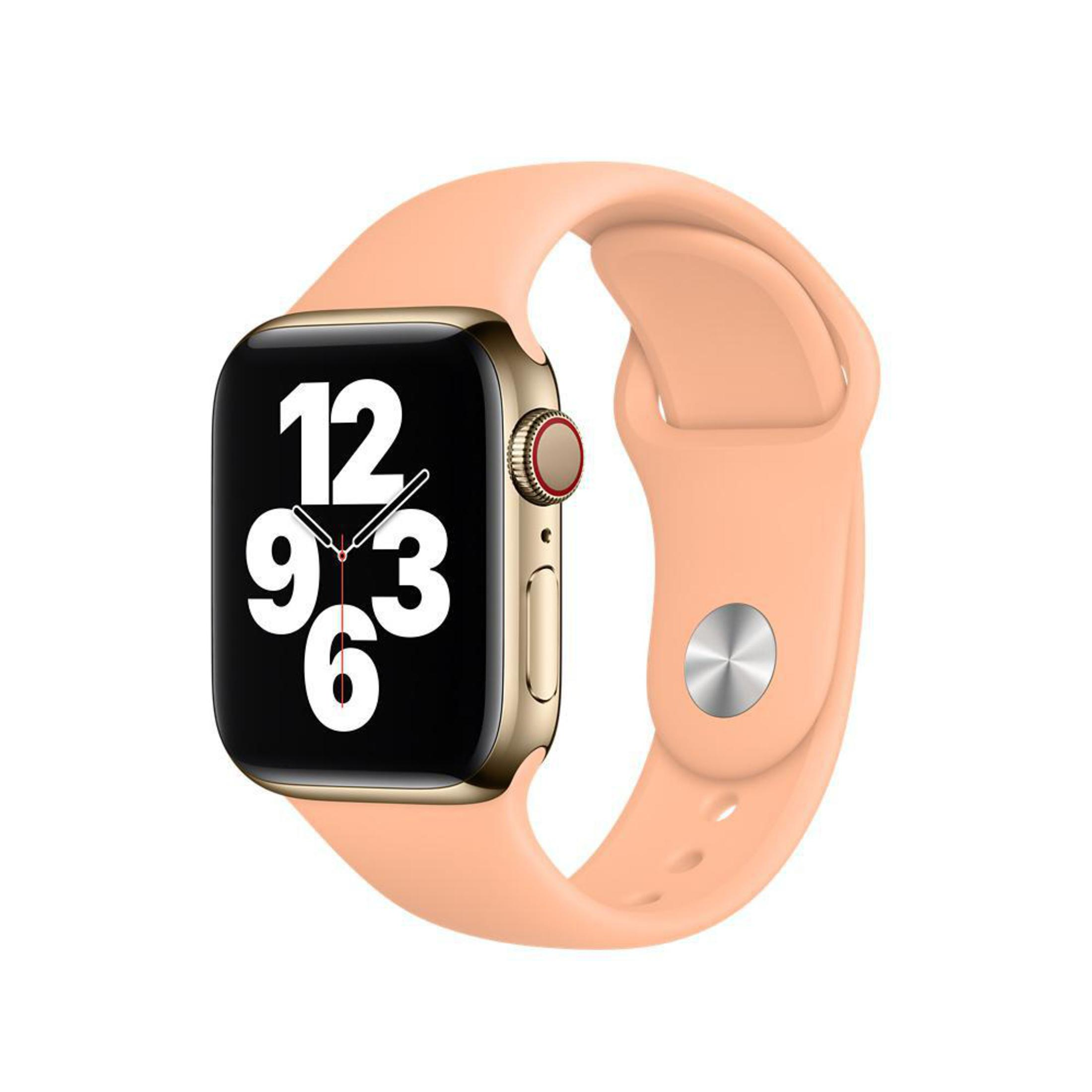 Eine Apple Watch mit goldenem Gehäuse und pfirsichfarbenem Armband zeigt die Zeit auf weißem Hintergrund an.