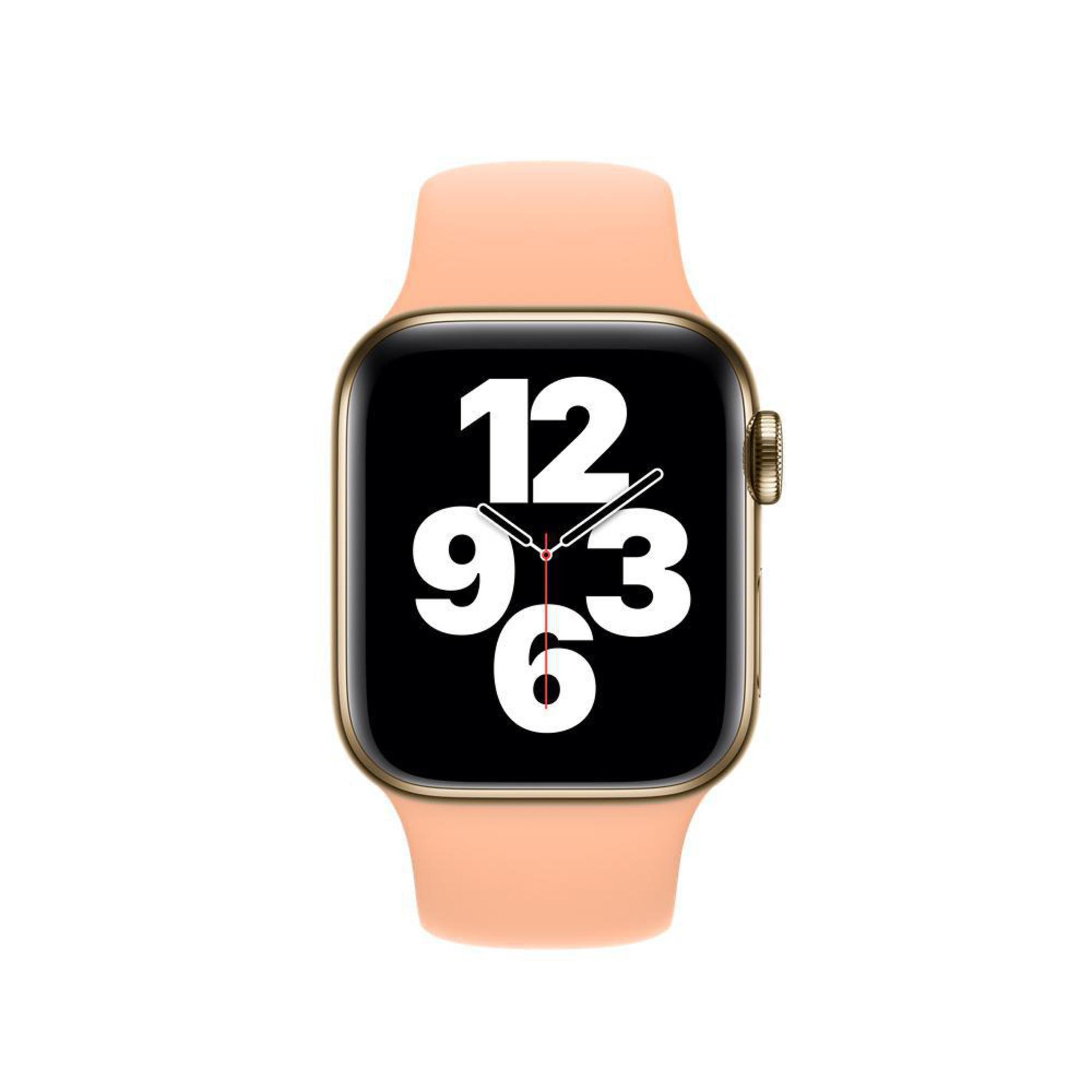 Eine goldene Apple Watch mit einem pfirsichfarbenen Armband zeigt die Zeit auf einem weißen Hintergrund.