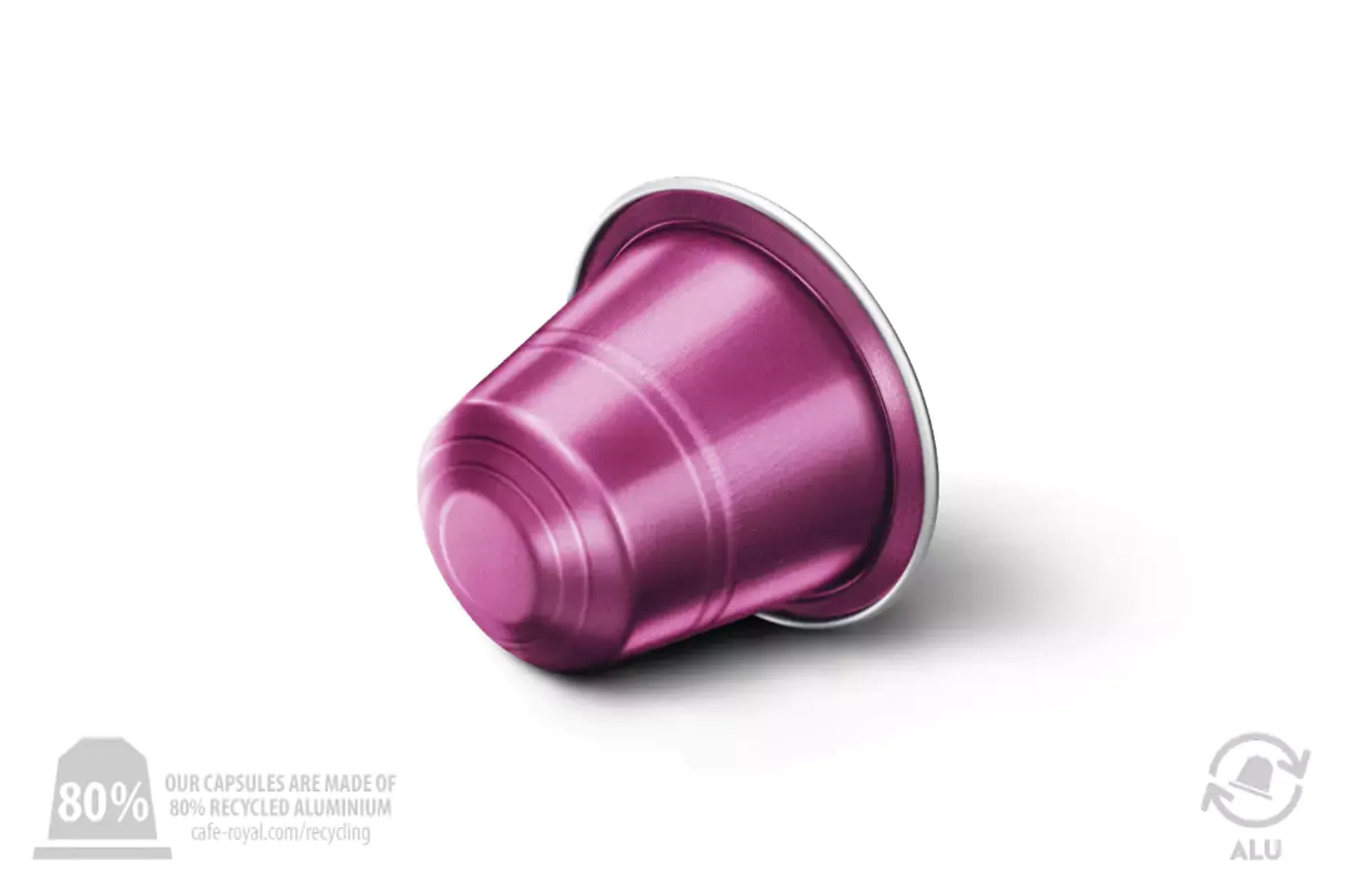 Eine violette Kaffeekapsel mit silbernem Rand, isoliert vor einem weißen Hintergrund mit Recycling-Logos.