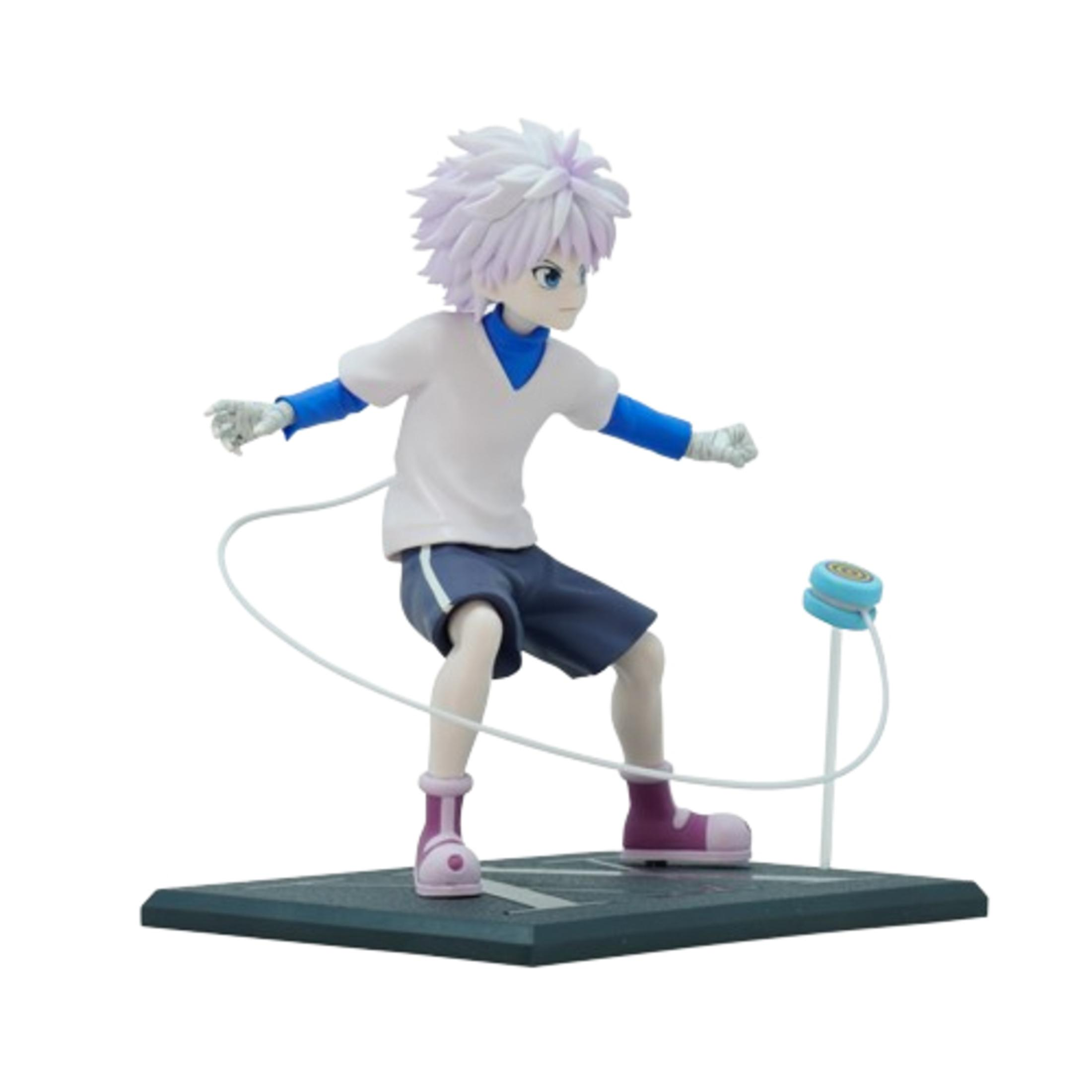 Eine Killua-Figur mit weißen Haaren, in weißem Hemd und blauen Shorts, spielt mit einem Jo-Jo.