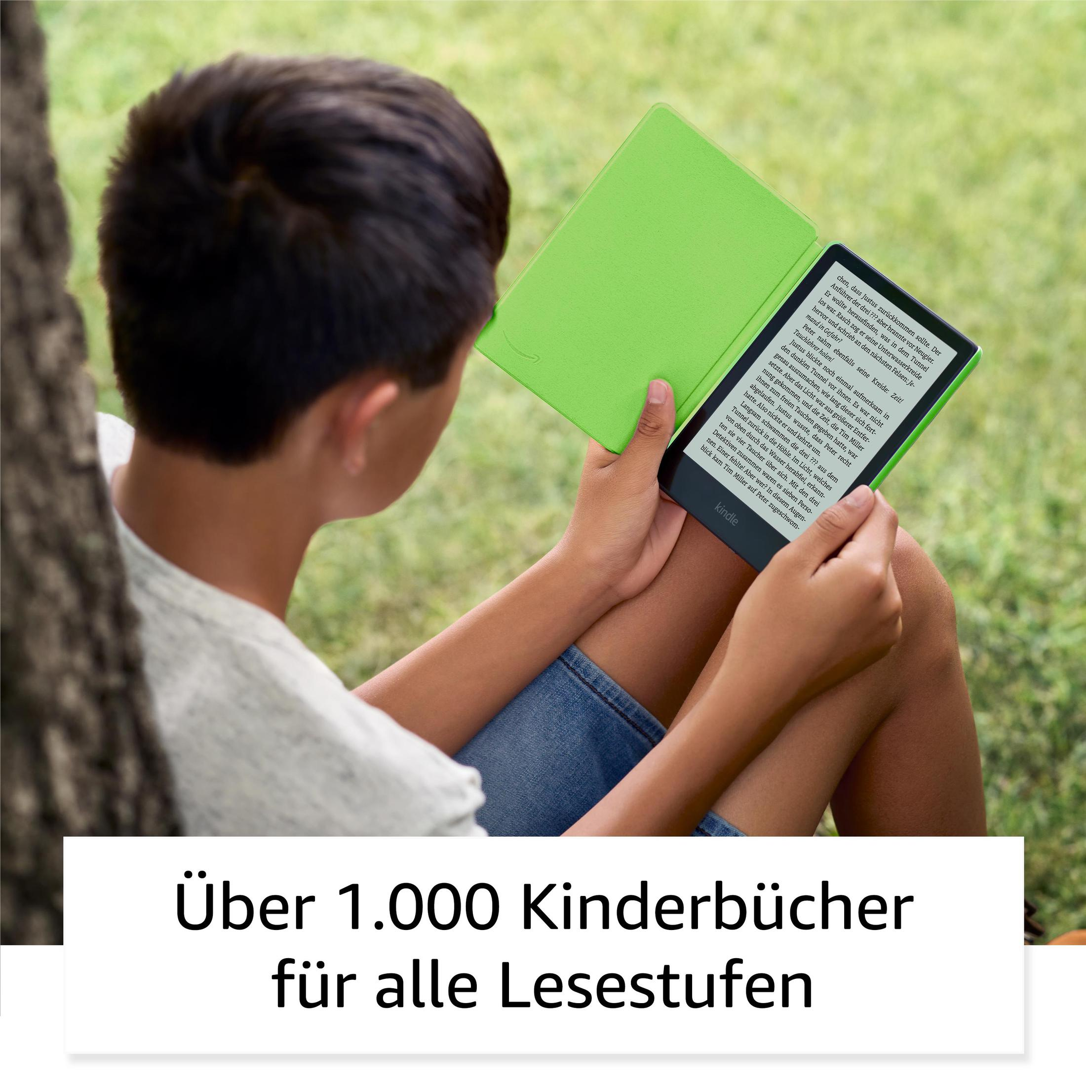 Una persona sta leggendo un Kindle con una copertina verde all'aperto.