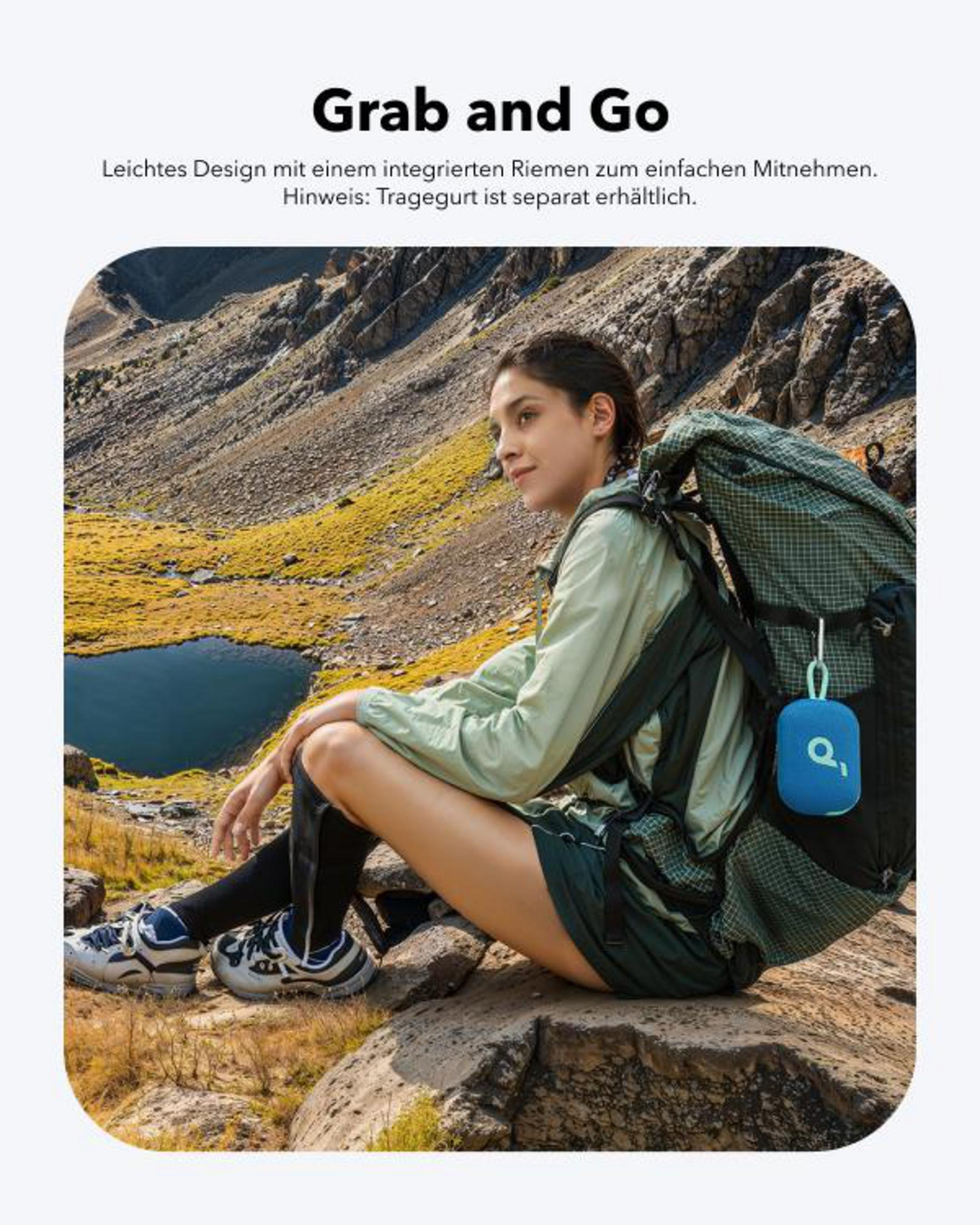 Kobieta siedzi na skałach z plecakiem. Głośnik jest przymocowany do plecaka.